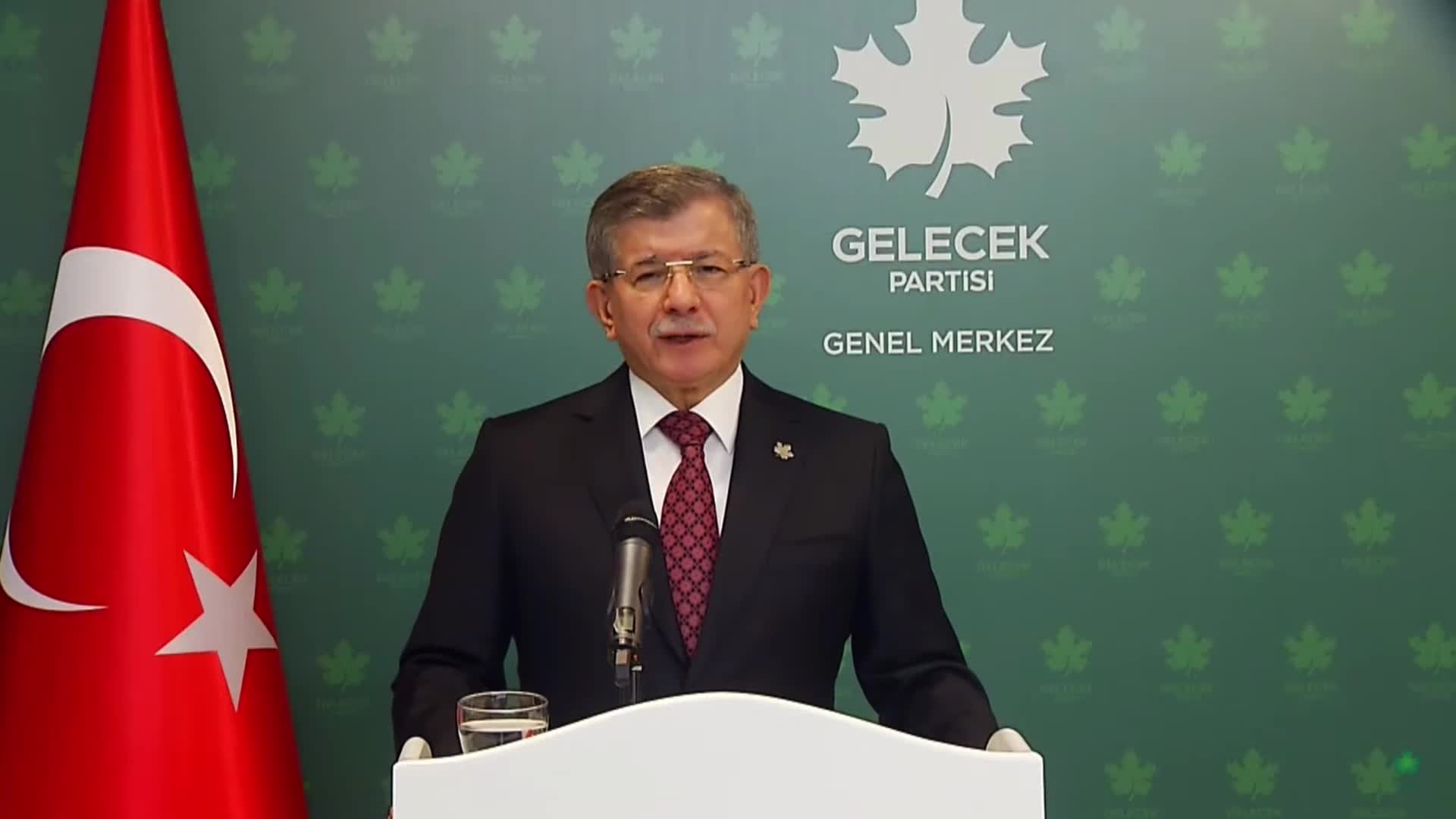 AHMET DAVUTOĞLU: "ERDOĞAN, BAHÇELİ GİBİ DÜŞÜNÜYORSA, KENDİ GRUP BAŞKANVEKİLİ GERÇEKTEN CUMHURİYET DÜŞMANI İSE SADECE GÖREVİNDEN DEĞİL, PARTİDEN DE İHRAÇ EDİLMELİ"