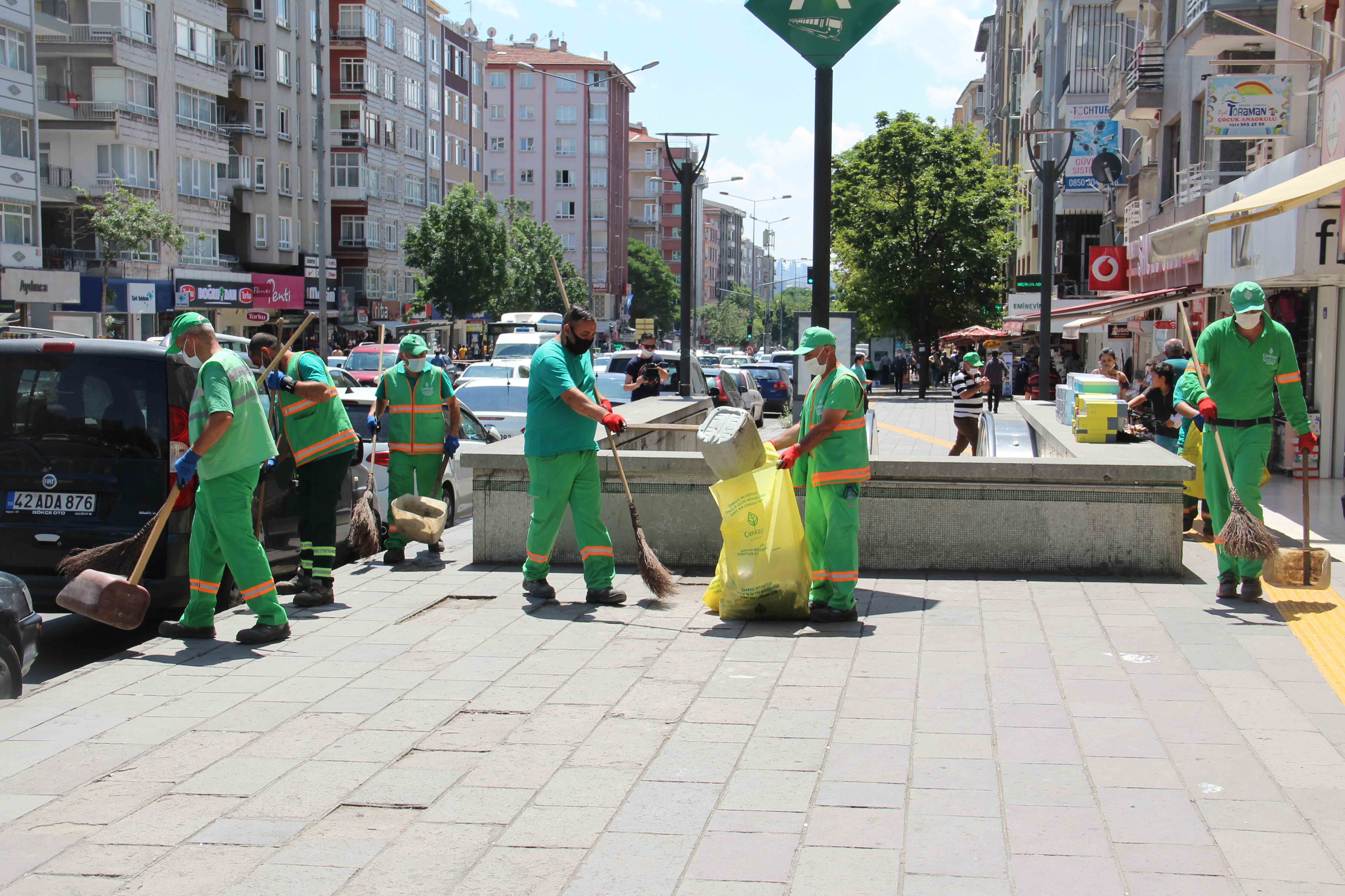 ÇANKAYA’DA AYRINTILI TEMİZLİK ÇALIŞMALARI SÜRÜYOR