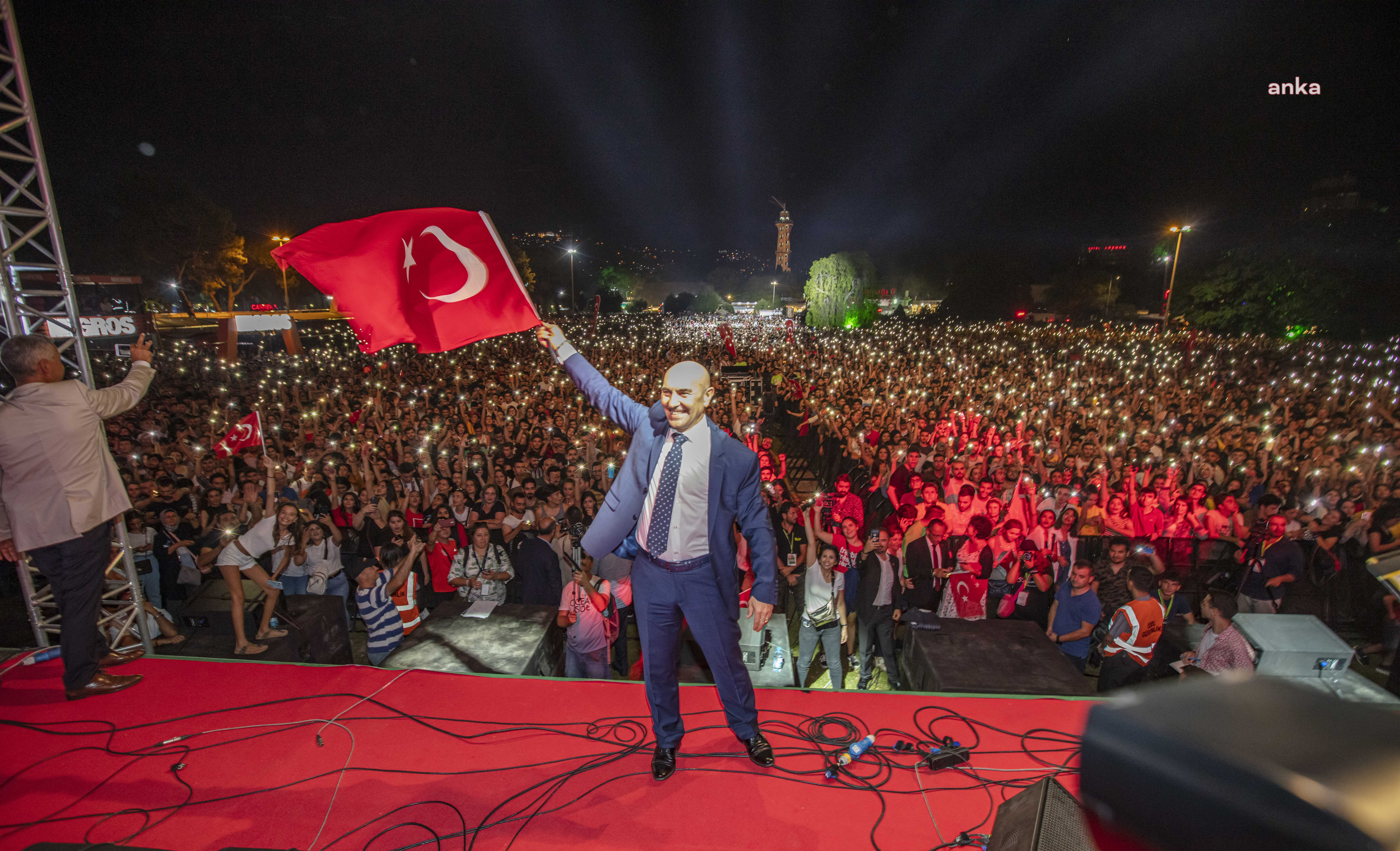 TUNÇ SOYER'DEN 'CUMHURİYET' YAZISI: "YAŞASIN DEMOKRASİ, YAŞASIN CUMHURİYET"