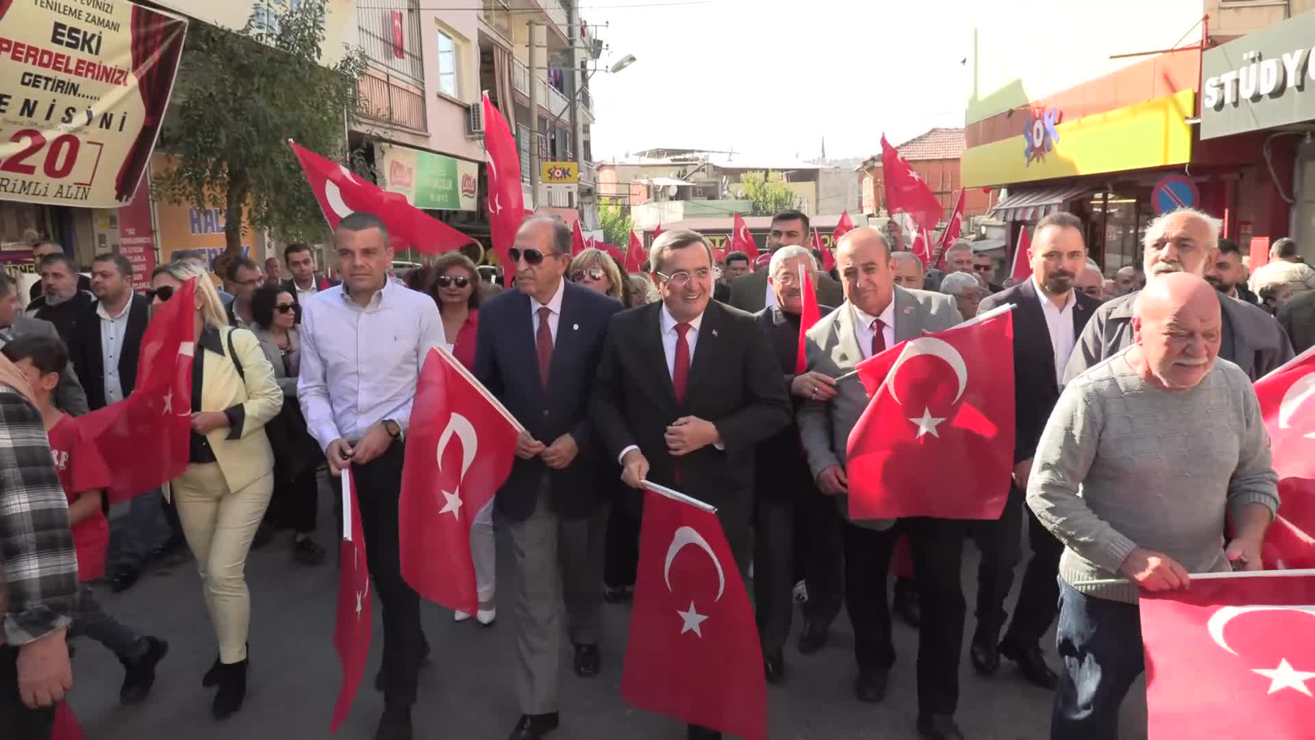 KONAK'TA CUMHURİYET BAYRAMI TÜRKÜLER VE ZEYBEKLE KUTLANDI