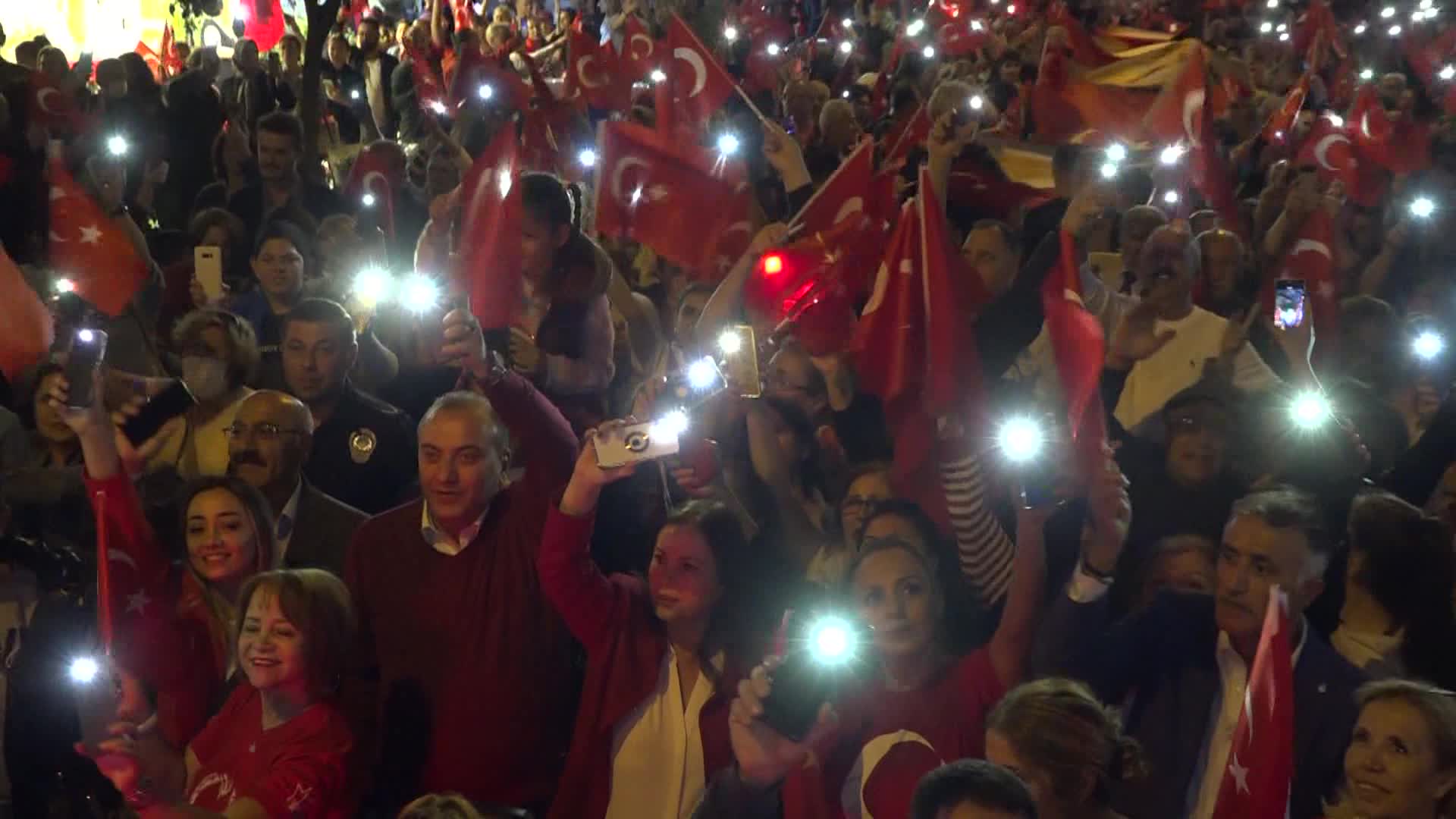 BALÇOVA'DA KORTEJ YÜRÜYÜŞÜNE BİNLERCE YURTTAŞ KATILDI