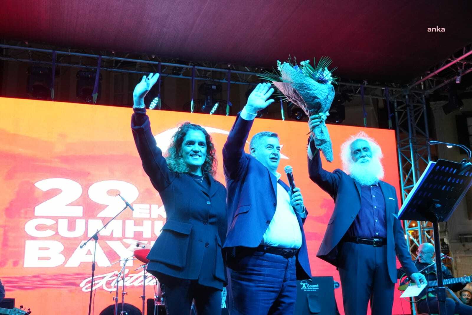 ÇEŞME'DE CUMHURİYET COŞKUSU SUAVİ KONSERİ İLE TAÇLANDI