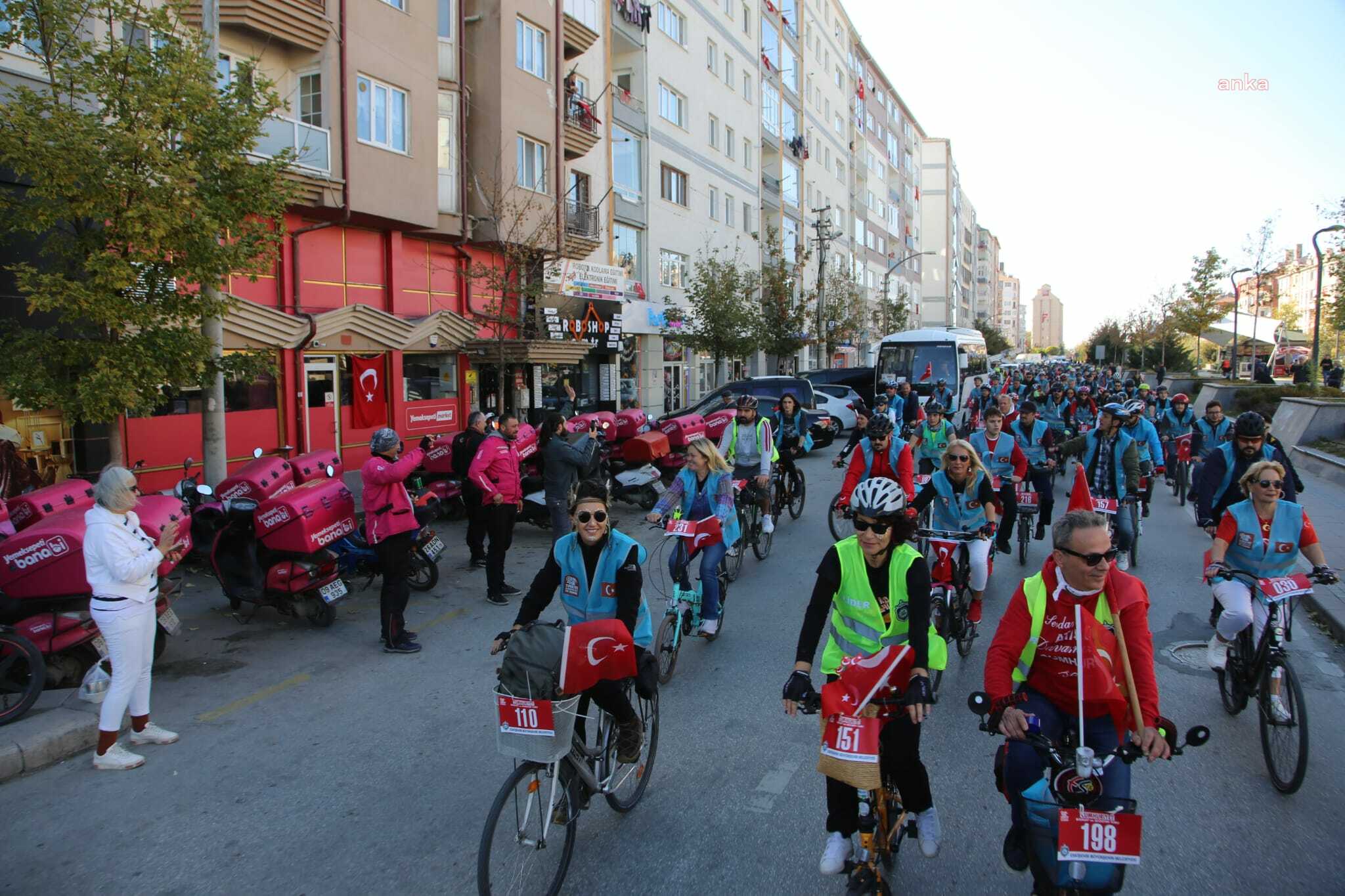 ESKİŞEHİR’DE “CUMHURİYET BİSİKLET VE SCOOTER TURU” DÜZENLENDİ