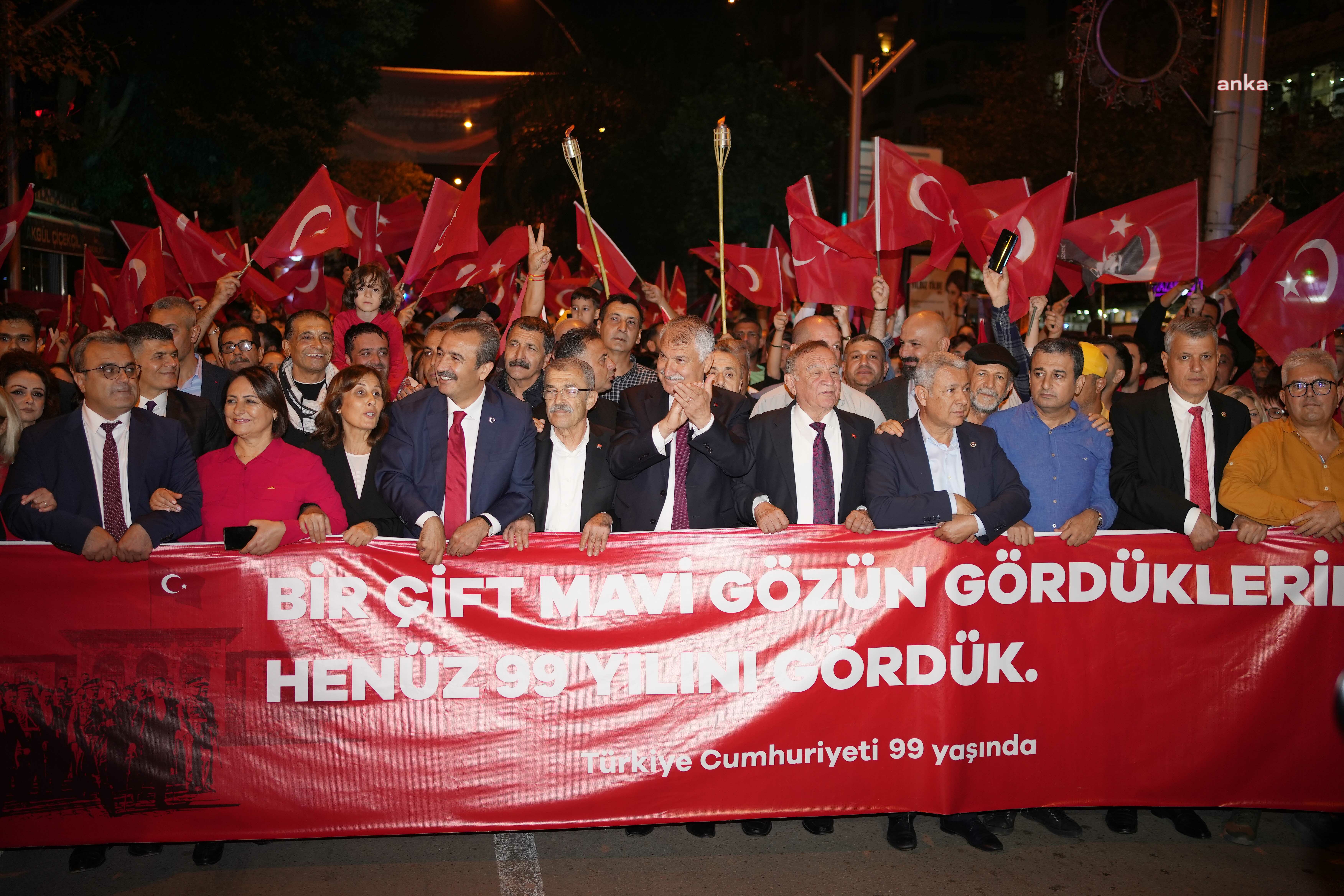 ADANALILAR 29 EKİM GECESİ ALEYNA TİLKİ İLE CUMHURİYET BAYRAMI’NI KUTLADI
