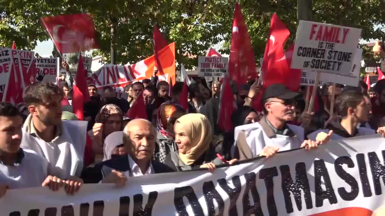 ANKARA’DA İSTANBUL SÖZLEŞMESİ VE LGBTİ KARŞITI “AİLEN SALDIRI ALTINDA YÜRÜYÜŞÜ” YAPILDI: "CİNSİYETSİZ TOPLUM PROJESİNE 'DUR' DE"