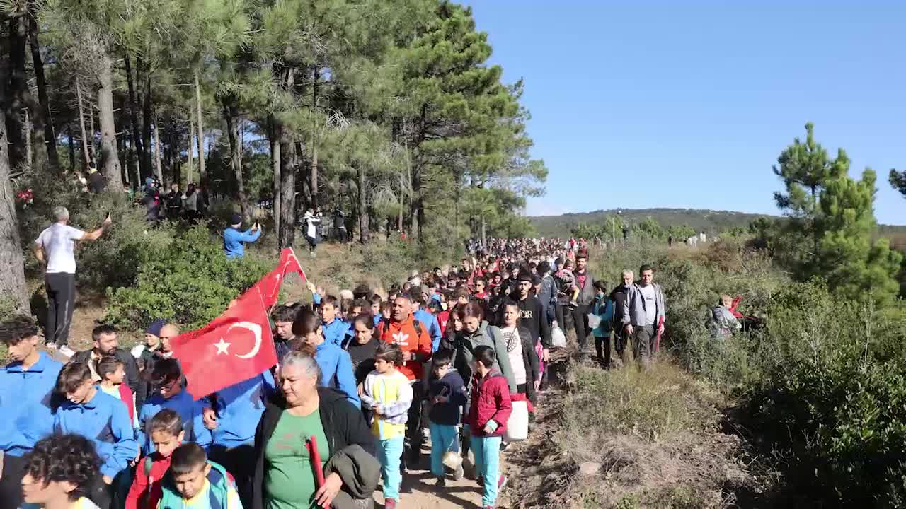 ATAŞEHİRLİLER DOĞA YÜRÜYÜŞÜ YAPIP DAĞ ÇİLEĞİ TOPLADI