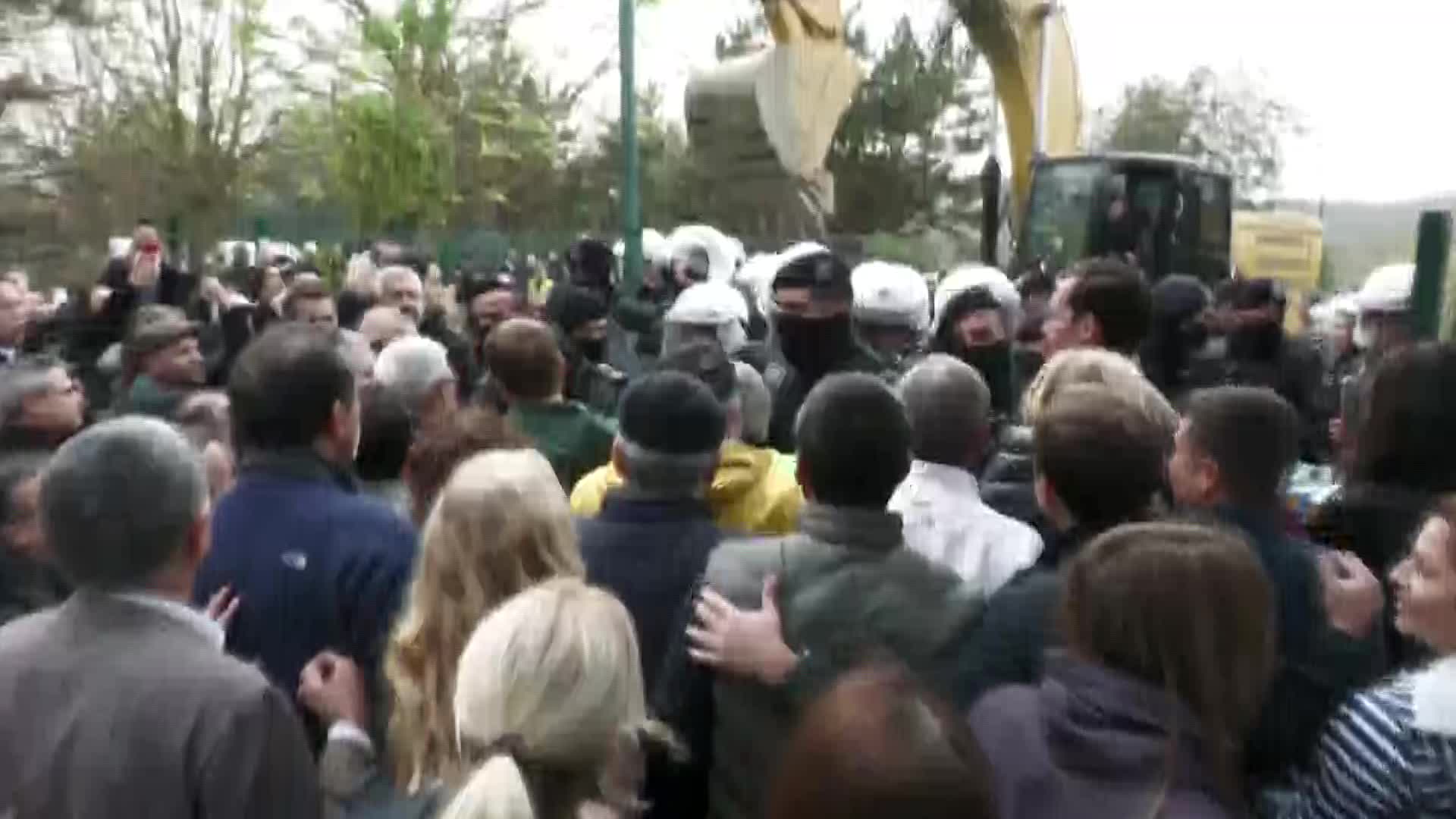 İSTANBUL GÖKTÜRK'TE YEŞİL ALAN GERGİNLİĞİ... İŞ MAKİNALARINI DURDURMAK İSTEYEN VATANDAŞLARA POLİS MÜDAHALE ETTİ. YÜRÜTMEYİ DURDURMA KARARINA RAĞMEN, KAZI İŞLEMİ SÜRÜYOR