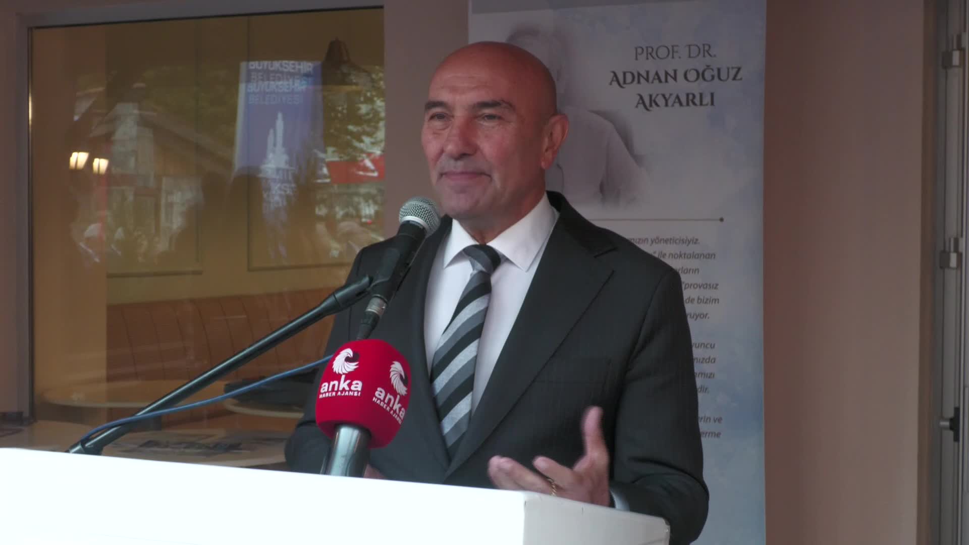 İZMİR'DE KİTAP KAFE AÇILDI. AHMET ÜMİT'TEN AKP'Lİ MAHİR ÜNAL'A: "BİR TANESİ ZIRVALADI. 'TÜRKÇE İLE YAZILMAZ FALAN' DİYE. 25 KİTAP YAZDIM HEPSİ BU DİLLE"