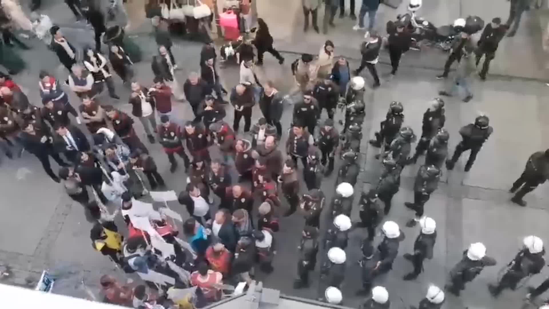 İZMİR'DE YÜRÜMEK İSTEYEN GRUBA POLİS MÜDAHALE ETTİ, GÖZALTILAR VAR