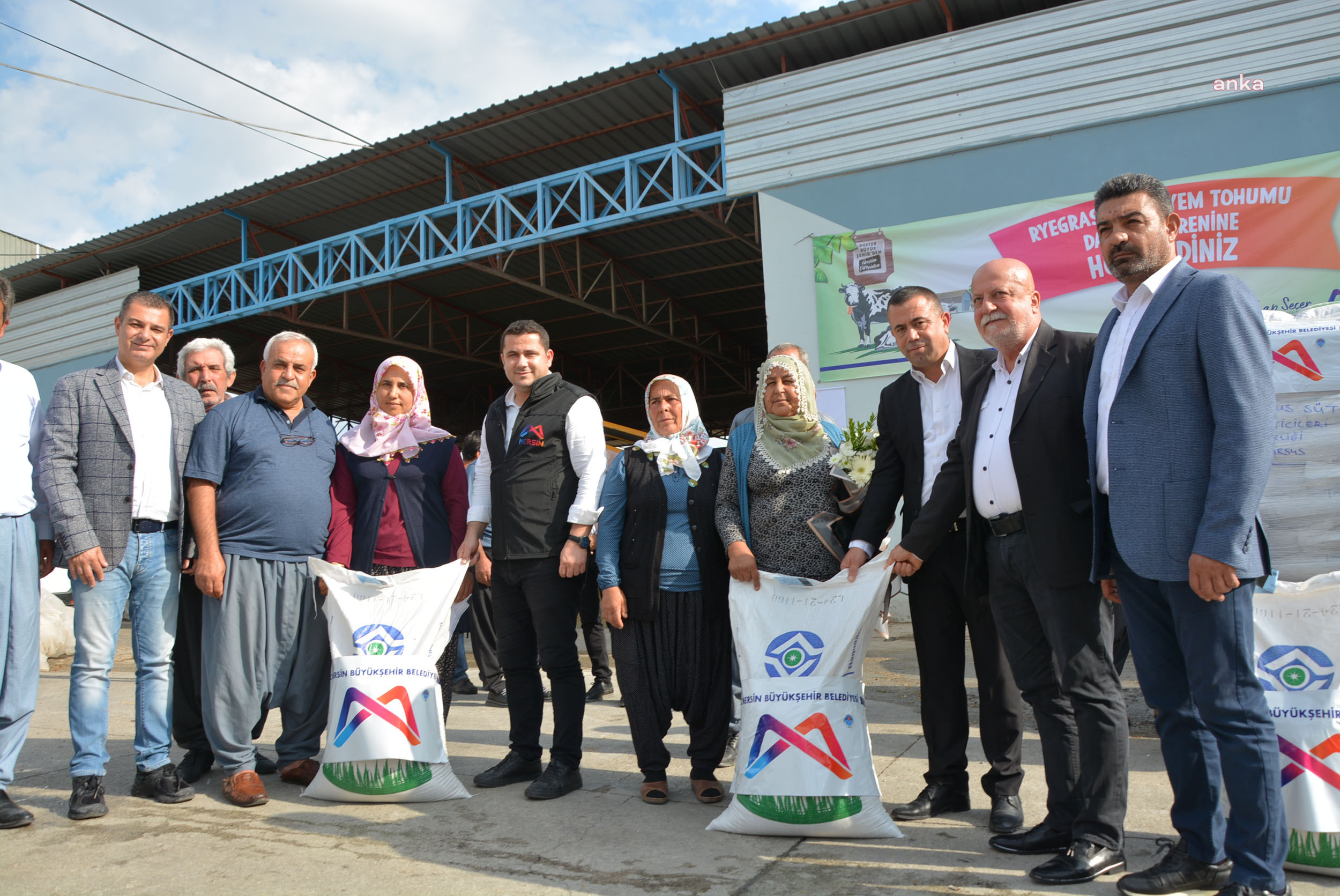 MERSİN BÜYÜKŞEHİR, ZOR DÖNEMDEN GEÇEN HAYVAN ÜRETİCİLERİNE DESTEĞİNİ SÜRDÜRÜYOR