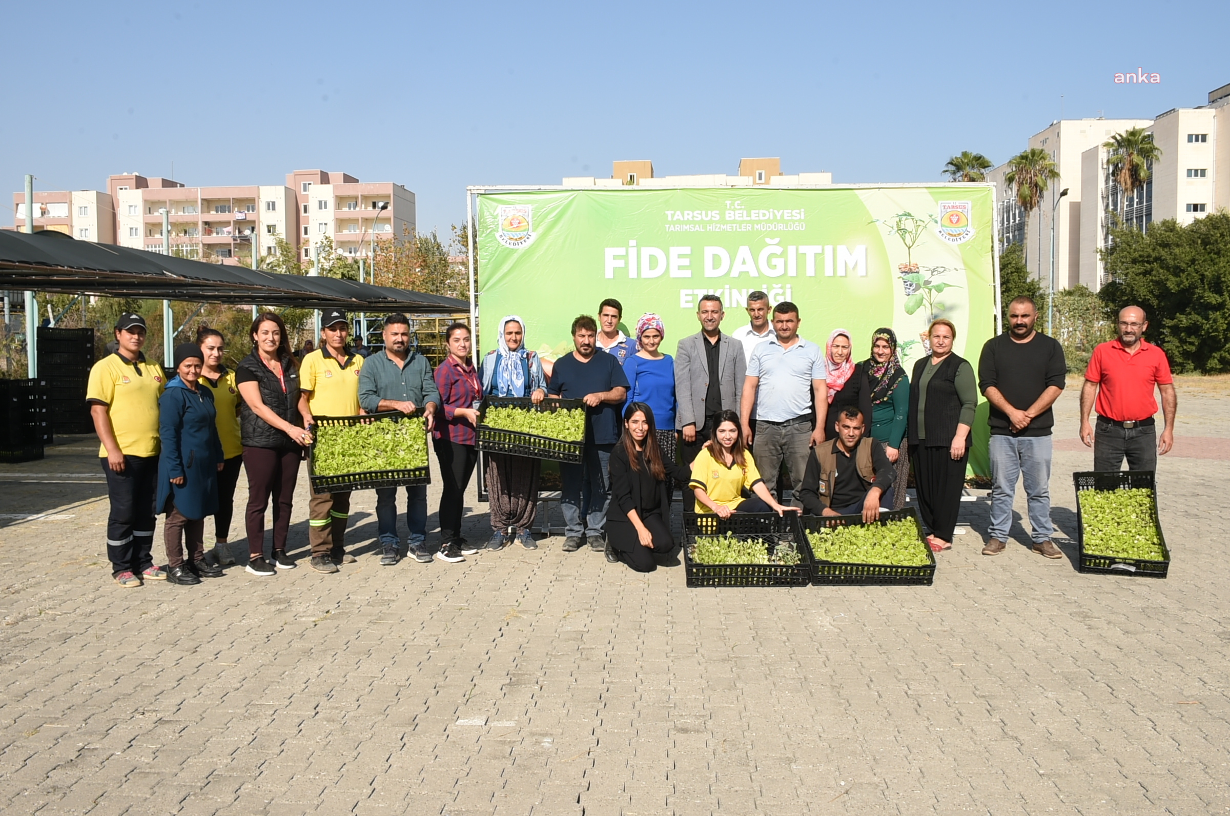 TARSUS BELEDİYESİ ÜRETİCİLERE 750 BİN FİDE DAĞITTI