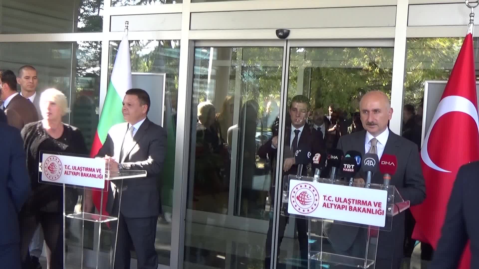 BAKAN KARAİSMAİLOĞLU, BULGARİSTAN ULAŞTIRMA BAKANI İLE KAPIKULE’DE BİR ARAYA GELDİ: “DEMİRYOLUNDAKİ KAPASİTEMİZİ ARTIRMAK İÇİN GÖRÜŞMELER YAPIYORUZ”