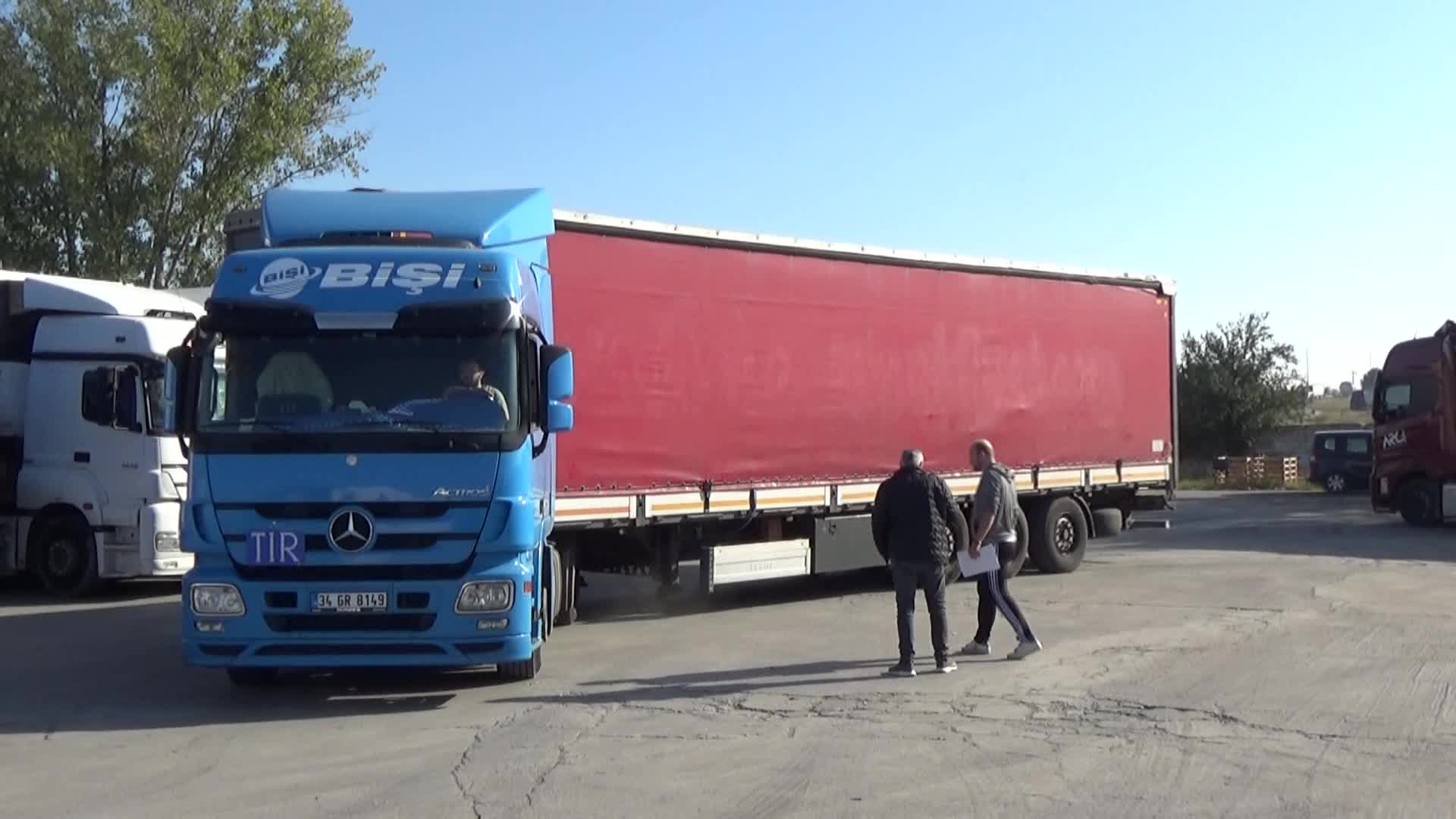 UKRAYNA’DAN BUĞDAY VE AYÇİÇEĞİ TAŞIYAN TIR ŞOFÖRLERİ SINIRDAKİ YOĞUNLUĞA TEPKİ GÖSTERDİ