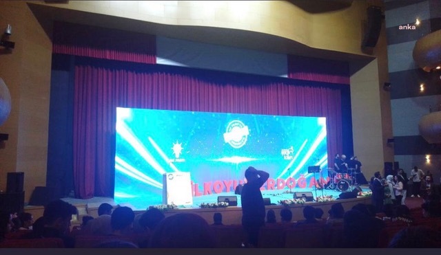 İZMİR'DE LİSE ÖĞRENCİLERİNİ "TEKNOLOJİ ETKİNLİĞİ" DİYE "İLK OYUM ERDOĞAN'A" PROGRAMINA GÖTÜRDÜLER