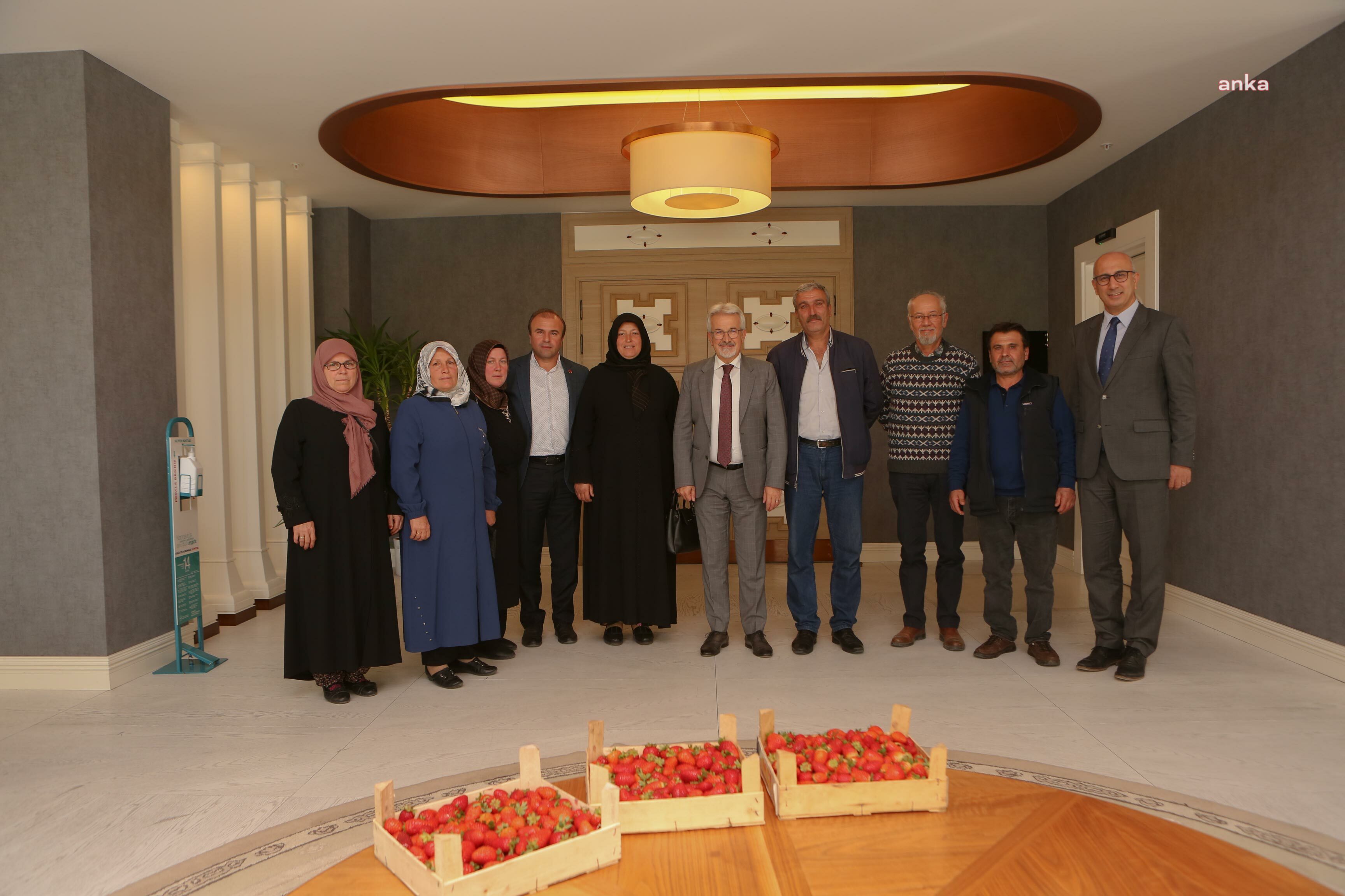 ÇİLEK ÜRETİCİSİ KADINLARA NİLÜFER BELEDİYE BAŞKANI ERDEM’DEN TAM DESTEK