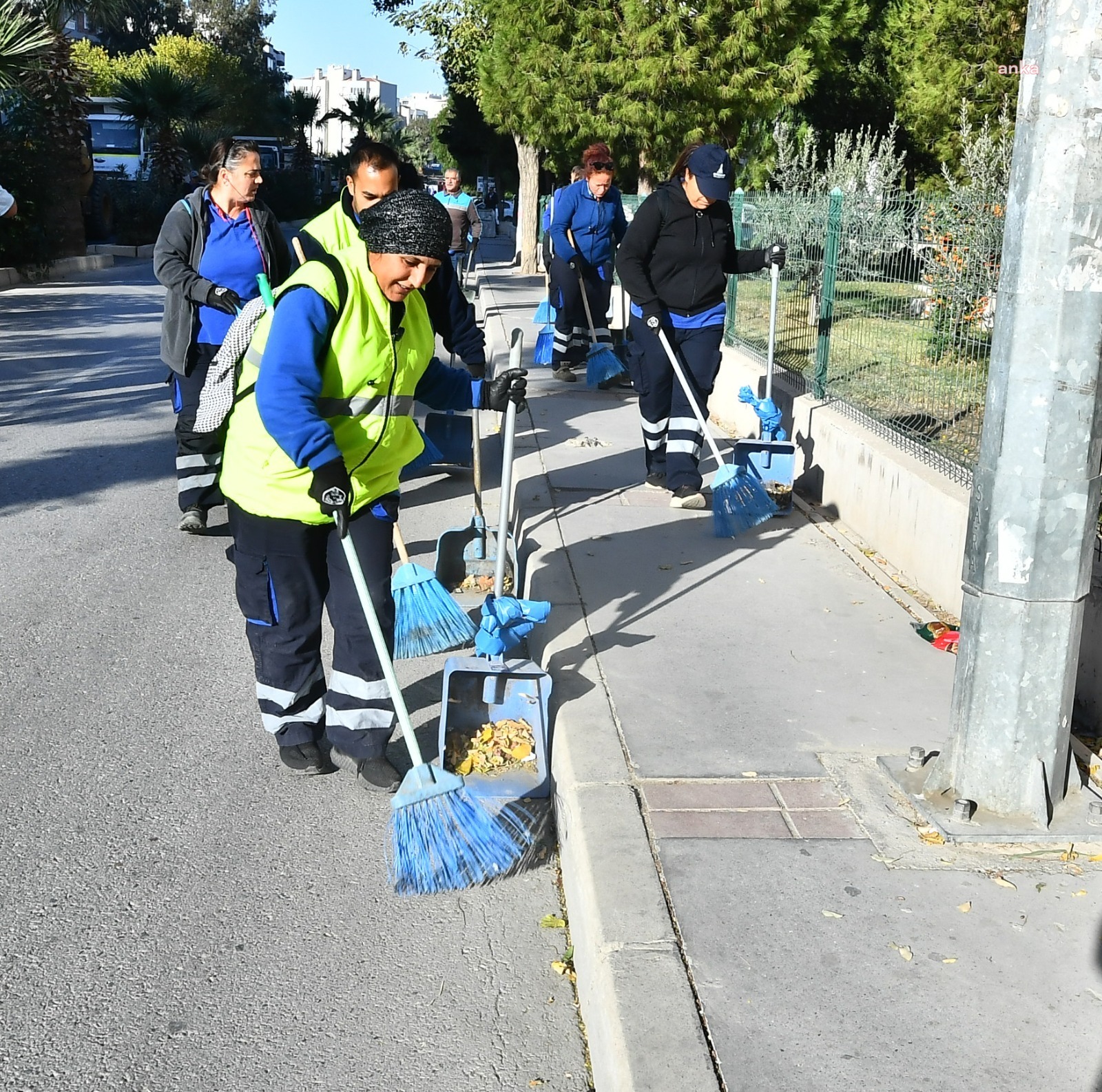 İZMİR BÜYÜKŞEHİR BELEDİYESİ’NİN EKİPLERİ MENEMEN’DE SAHAYA İNDİ