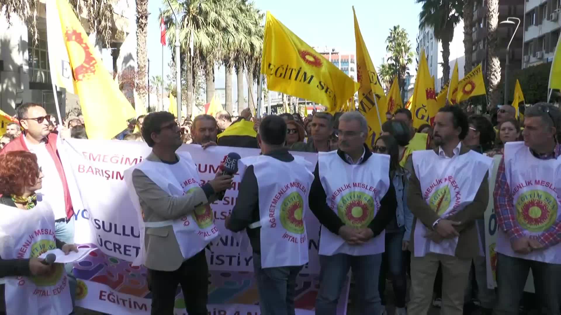 İZMİR'DE ÖĞRETMENLER İŞ BIRAKTI. EĞİTİM SEN: "KARİYER BASAMAKLARI SINAVI YAPILMASIN, ÖĞRETMENLİK MESLEK KANUNU DERHAL İPTAL EDİLSİN"