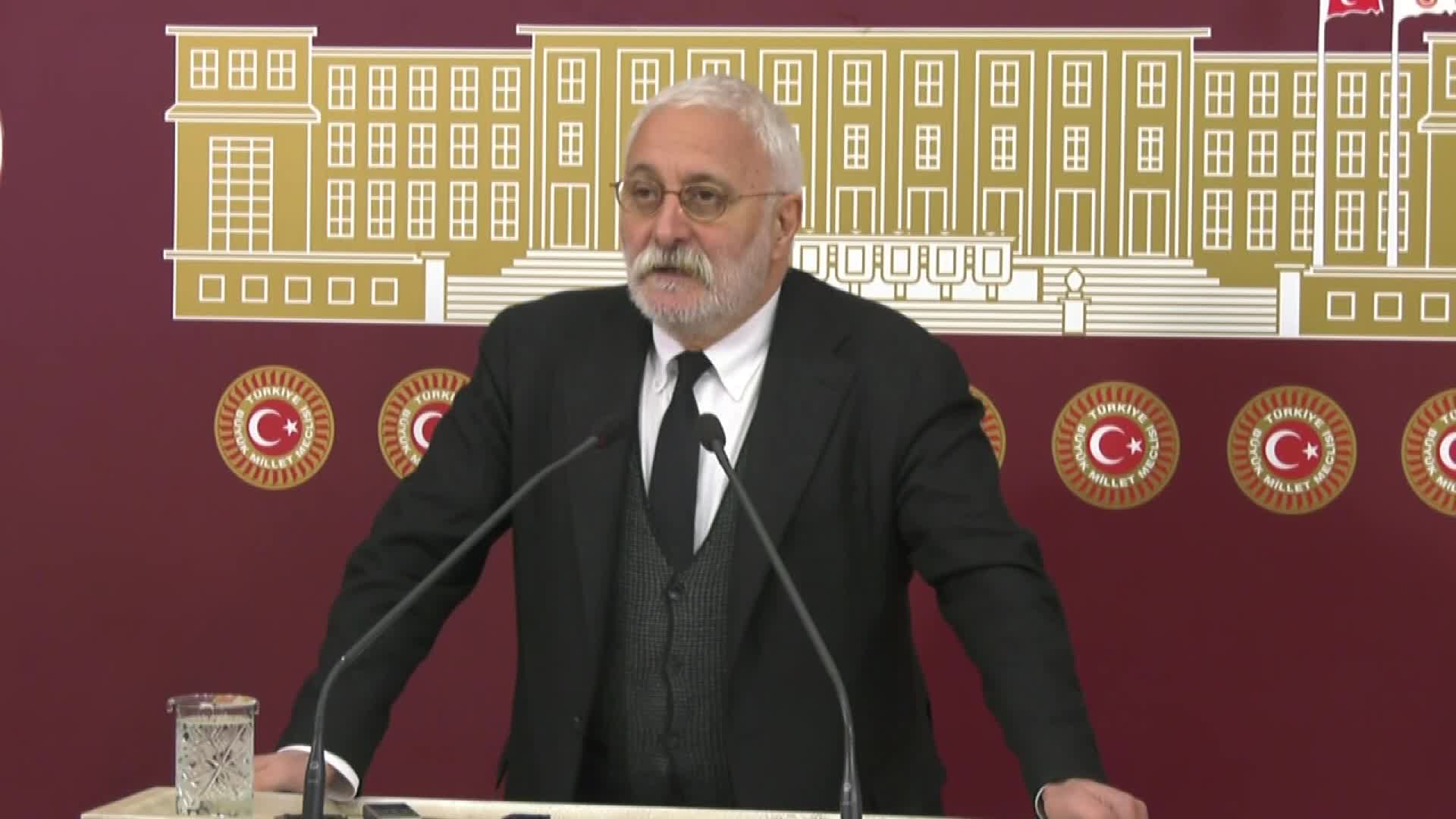 SARUHAN OLUÇ’TAN ERDOĞAN’A: “PROMTERIN CAMINDAN BAL DAMLIYOR. AMA PROMTERDAN UZAKLAŞTI MI ZEHİRLİ CÜMLELER AĞZINDAN DÖKÜLMEYE BAŞLIYOR”