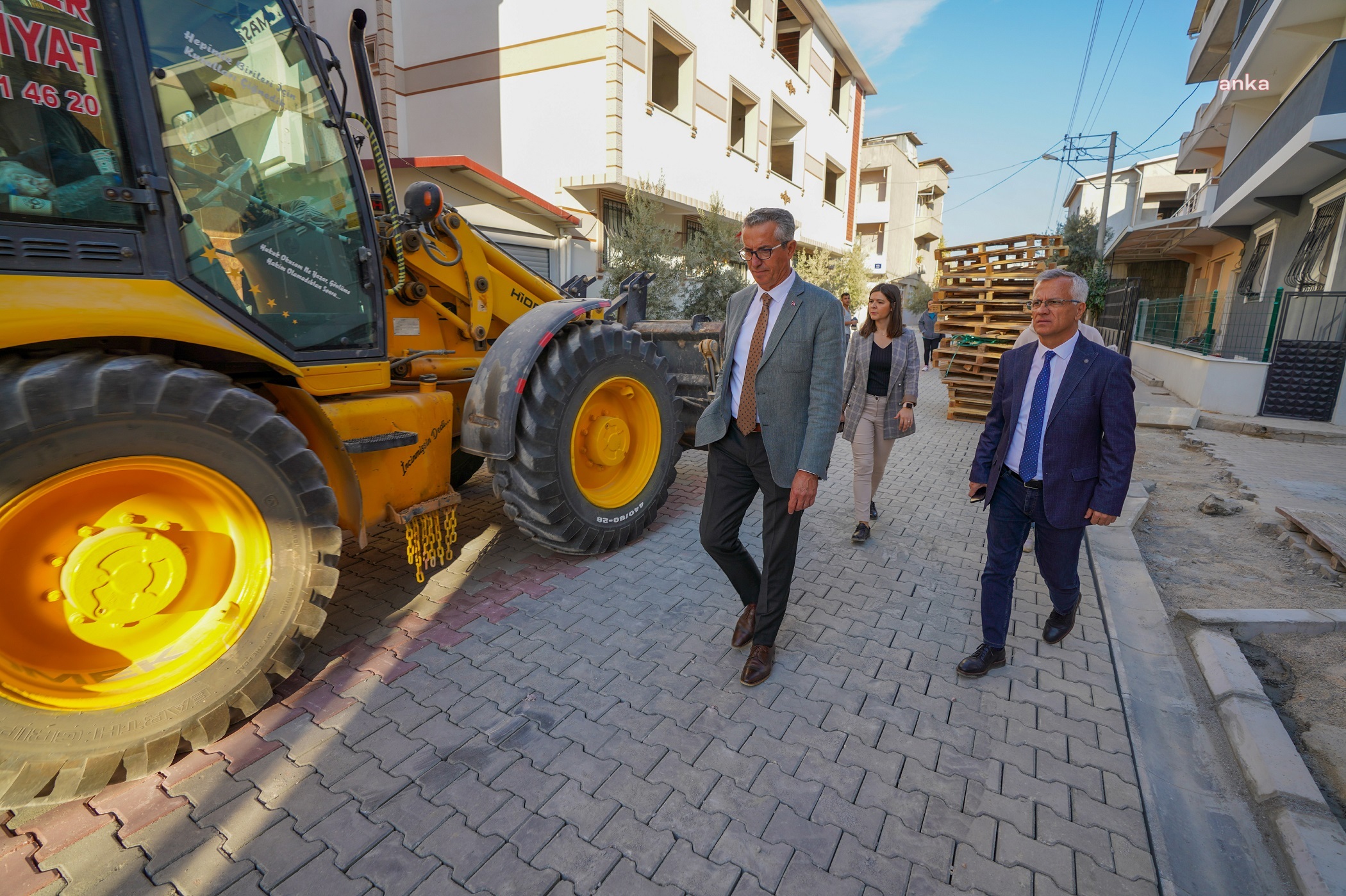 GAZİEMİR BELEDİYESİ SARNIÇ’IN YOLLARINI YENİLİYOR