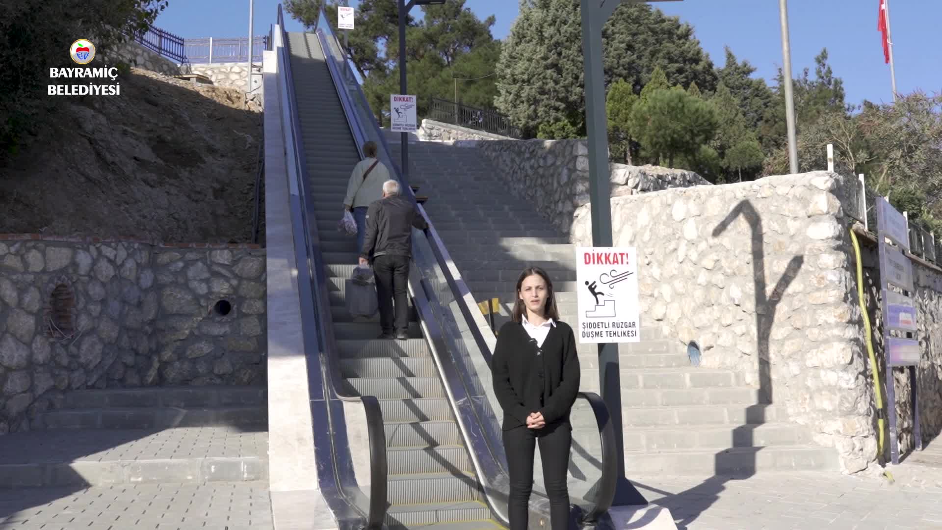 BAYRAMİÇ BELEDİYESİ'NCE YAPIMI TAMAMLANAN YÜRÜYEN MERDİVEN HİZMETE GİRDİ