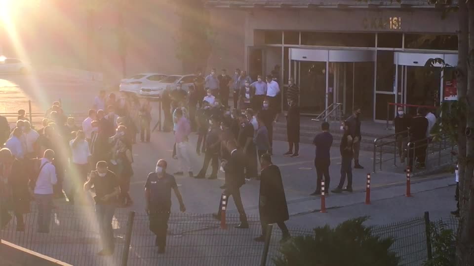 BARO BAŞKANLARININ ADLİYE’YE GİRMESİNE ÖNCE İZİN VERİLMEDİ, İZİN ÇIKINCA DA BAŞKANLAR PROTESTO ETTİ