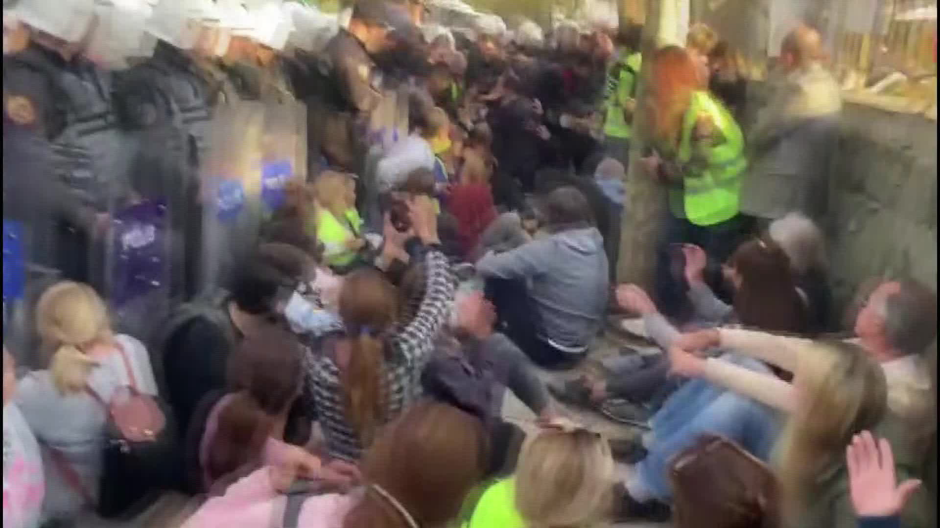 KEMERKÖY’DE İŞ MAKİNELERİNİ ENGELLEMEK İSTEYEN YURTTAŞLAR ABLUKA ALTINA ALINDI. MÜDAHALE SIRASINDA BİR KADIN FENALAŞTI