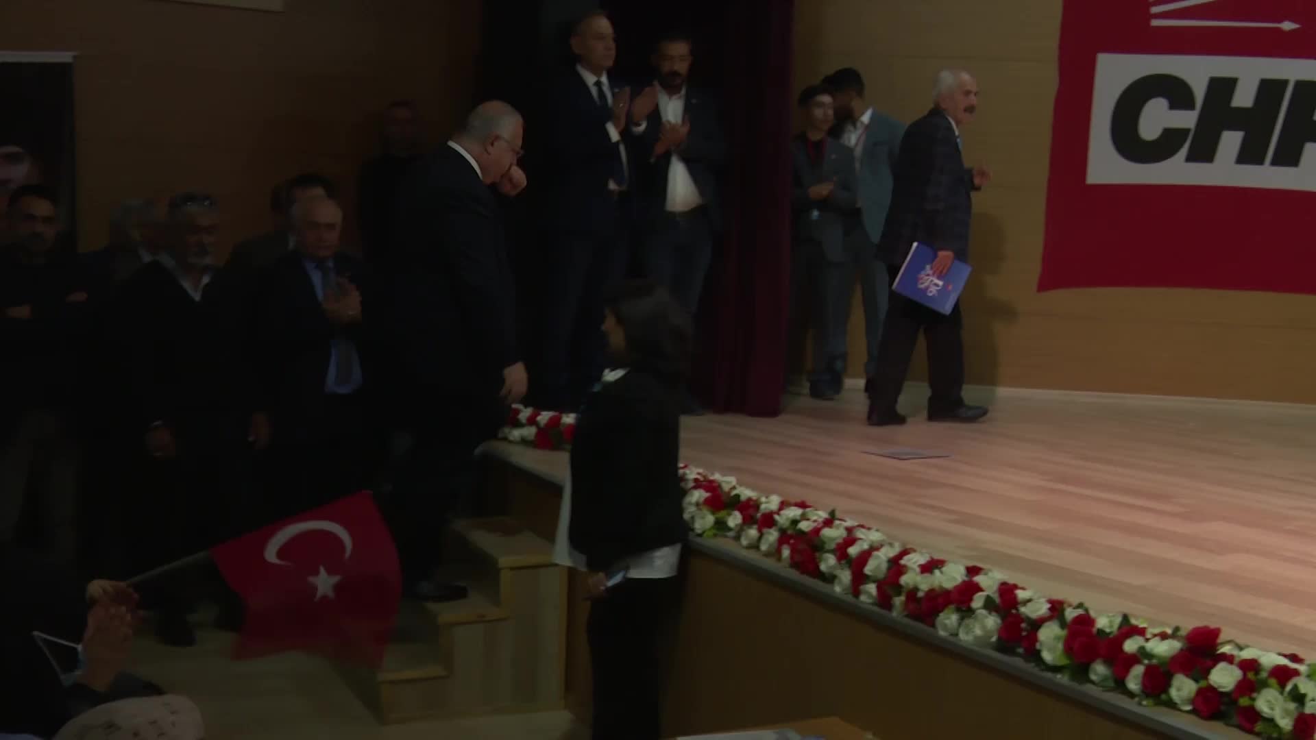 ANKARA KEÇİÖREN’DE 95 YAŞINDAKİ AYŞE ÇAKIR, CHP’YE ÜYE OLDU