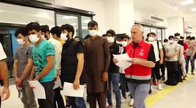 İSTANBUL VALİLİĞİ: 10 AYDA 148 BİN 12 YABANCI HAKKINDA İŞLEM YAPILDI, 41 BİN KAÇAK GÖÇMEN SINIR DIŞI EDİLDİ