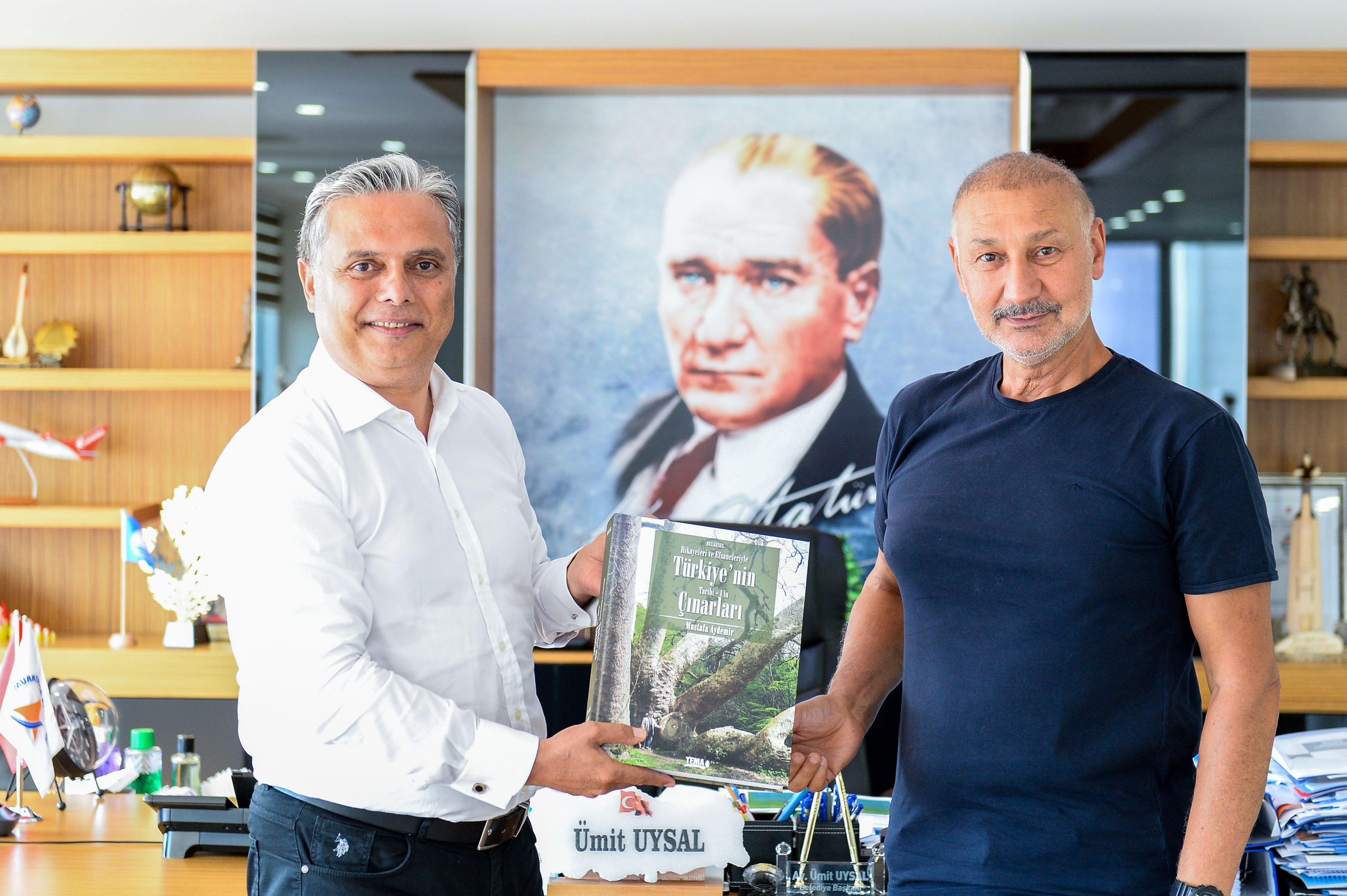 YAZAR AYDEMİR, MURATPAŞA BELEDİYE BAŞKANI UYSAL'I ZİYARET ETTİ