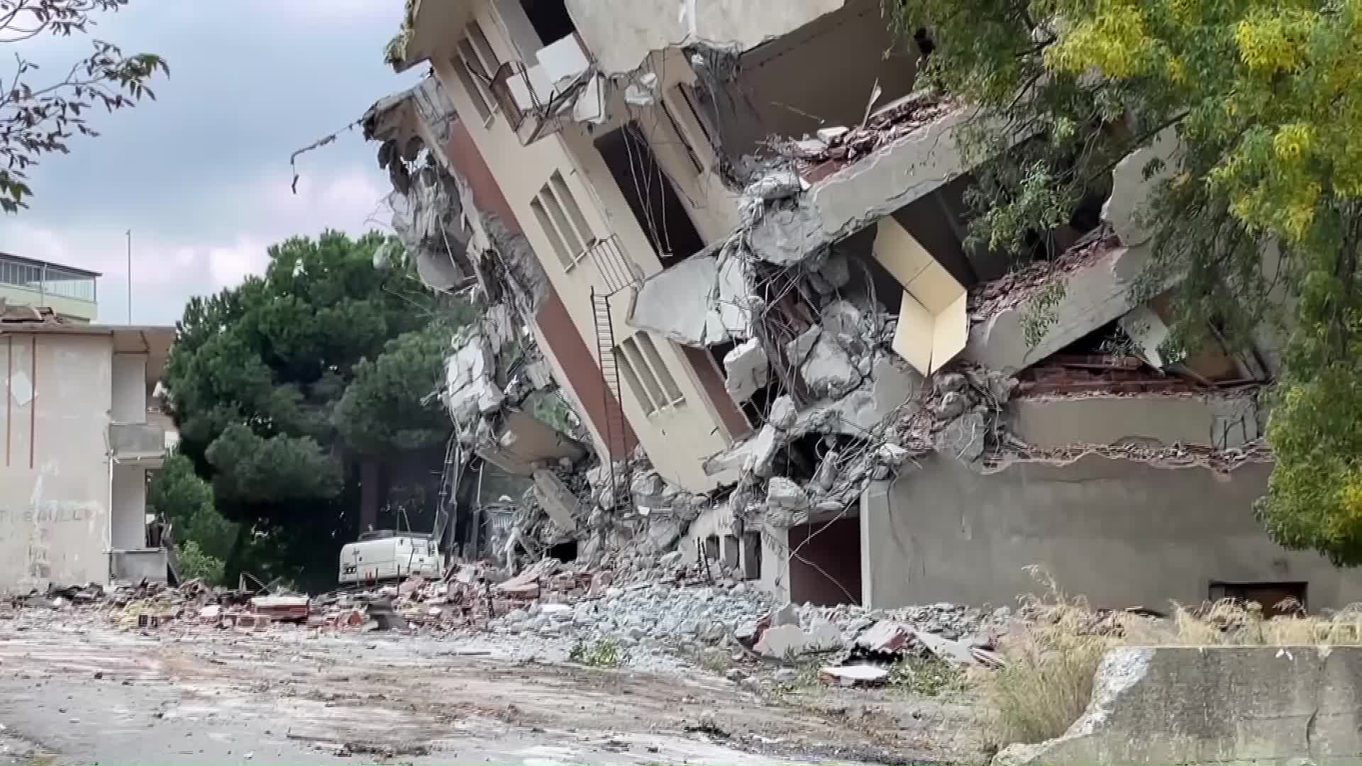SİNOP’TA YIKIM ESNASINDA YAN YATAN BİNA PANİK YARATTI