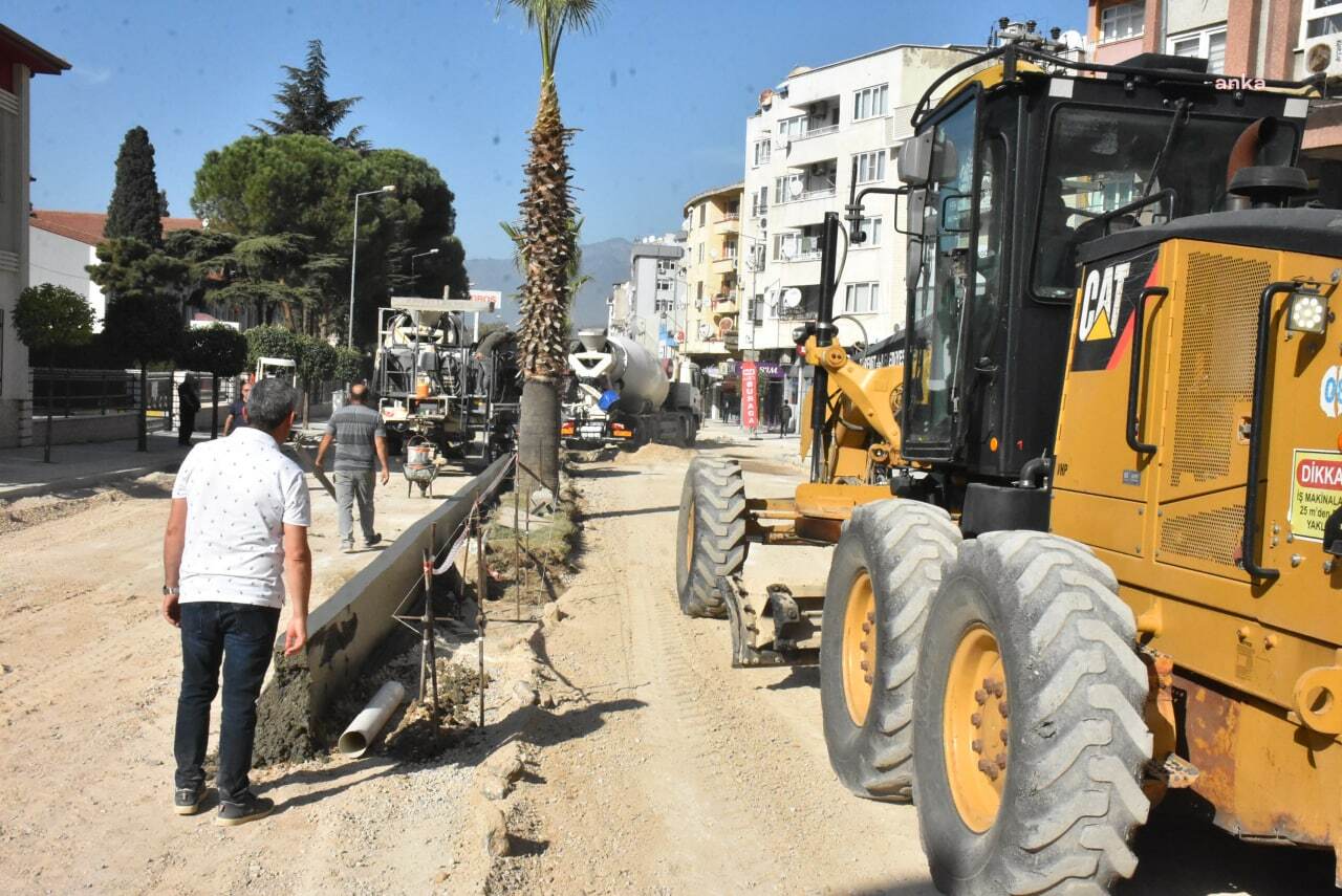 EDREMİT BELEDİYESİ, YILMAZ AKPINAR BULVARI'NI YENİLİYOR