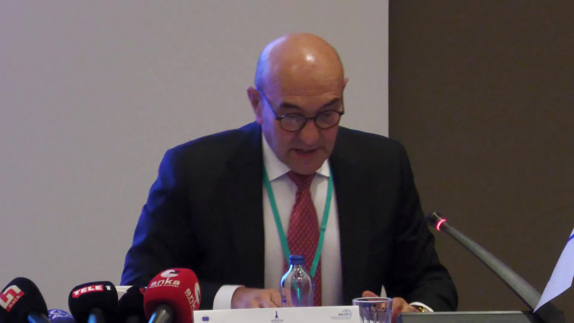 TUNÇ SOYER: ALARM ÇALIYOR; 100 MİLYON İNSAN SU KITLIĞINDAN, KURAKLIKTAN MUSTARİP