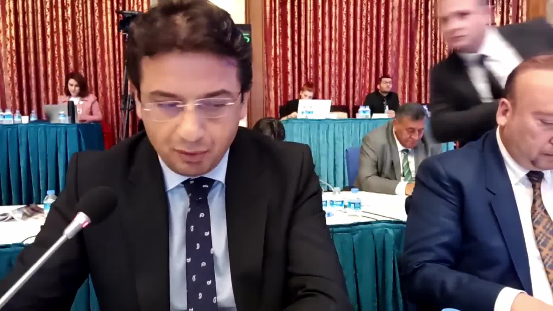 YUNUS EMRE'DEN BAKAN ÇAVUŞOĞLU’NA KAŞIKÇI ELEŞTİRİSİ: “MİLLETİMİZİN TERTEMİZ ALNINA BİR KARA LEKEYİ SİZ ÇALMIŞ OLDUNUZ. BUNUN DEĞİŞMESİNİN TEK YOLU VARDIR, ŞAHSINIZIN İSTİFA ETMESİDİR”