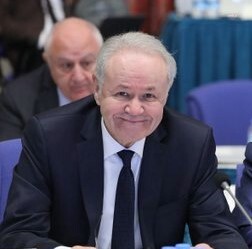 AYDIN ADNAN SEZGİN: “MAALESEF, TÜRKİYE'NİN DIŞ POLİTİKASI KALMAMIŞTIR. KÜRESEL DENGELER DEĞİŞTİKÇE TÜRKİYE ULUSLARARASI İLİŞKİLERİNDE SAVRULDUKÇA SAVRULUYOR”