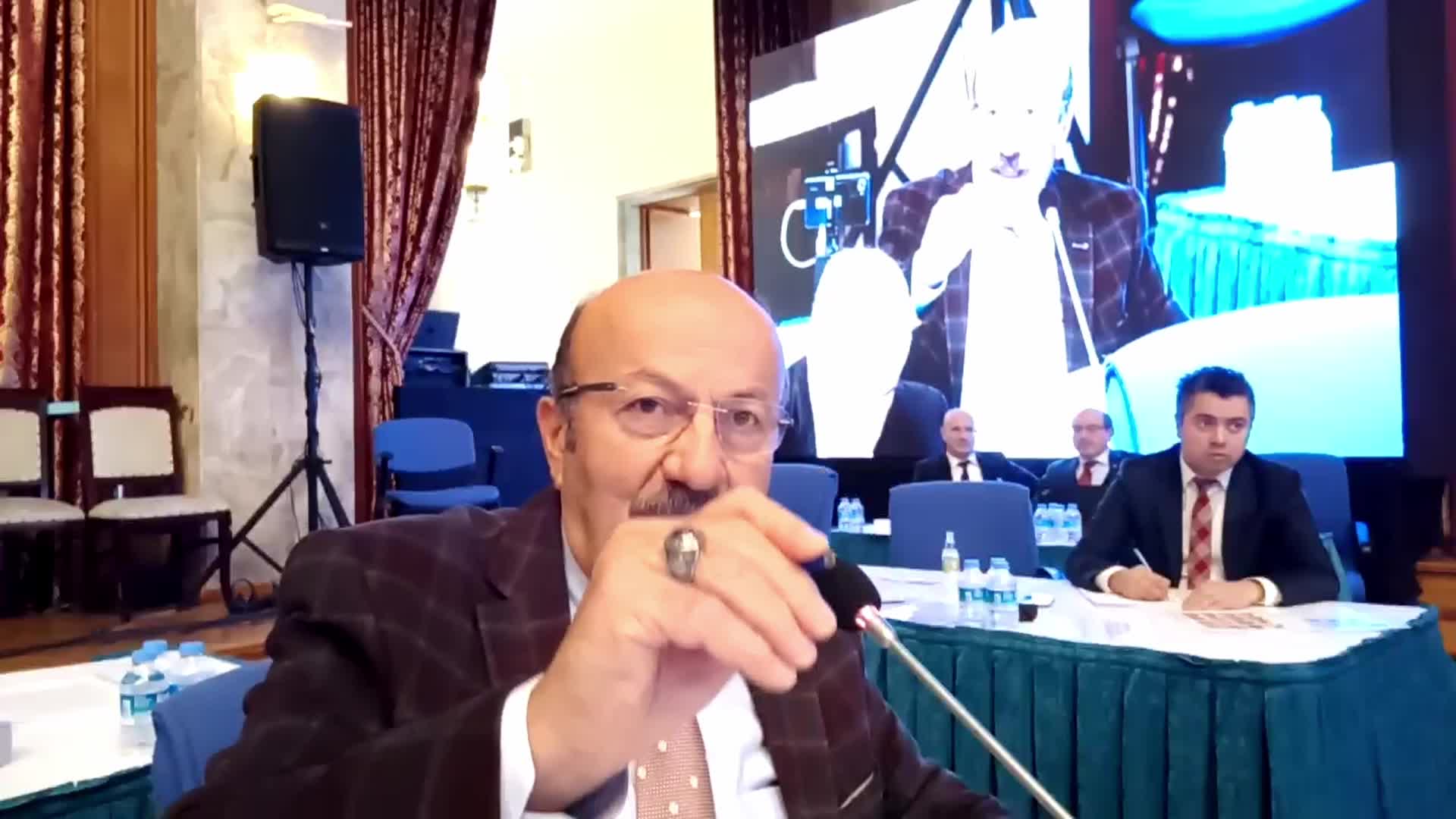 MEHMET BEKAROĞLU VE BAKAN ÇAVUŞOĞLU ARASINDA 'UYGUR TÜRKLERİ' TARTIŞMASI YAŞANDI