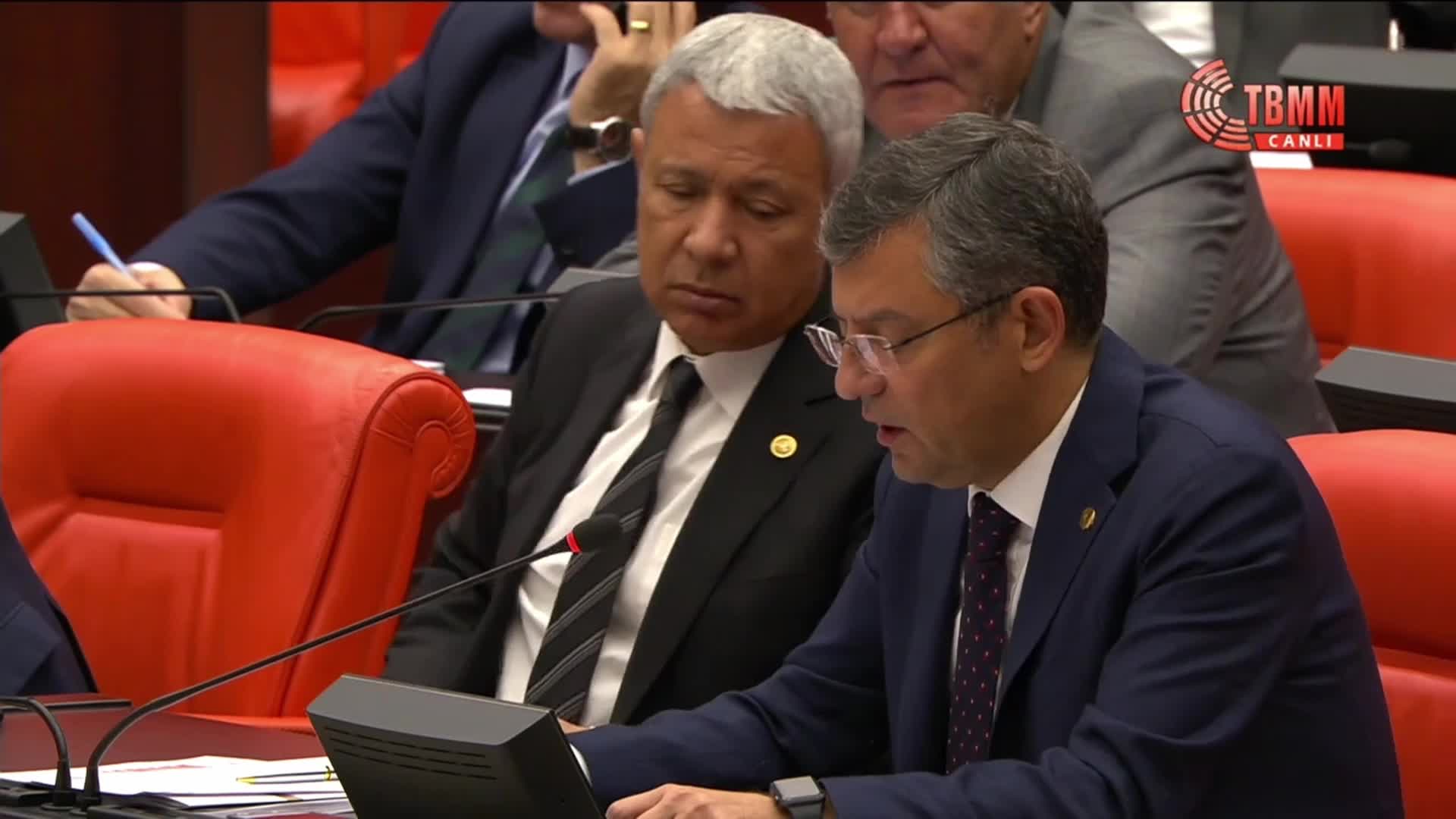 ÖZGÜR ÖZEL: BİR PARTİNİN SEÇİM ŞARKISINI POLİS BANDOSUNU ÇALDIRMAK, BU DEVLETİN ÇİVİSİNİ ÇIKARMAKTIR