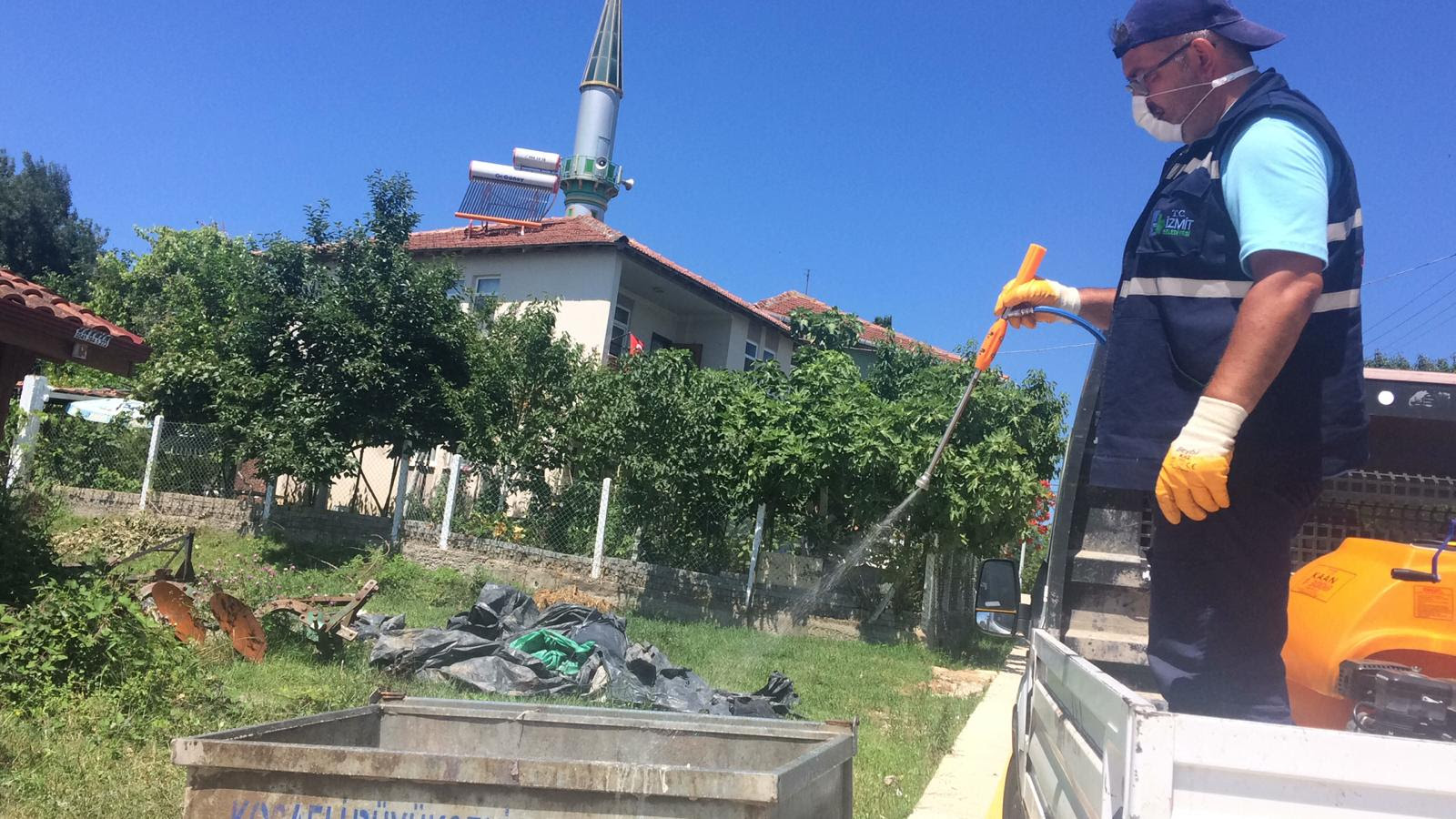 İZMİT'İN KÖYLERİNDE DEZENFEKTE İŞLEMLERİ DEVAM EDİYOR