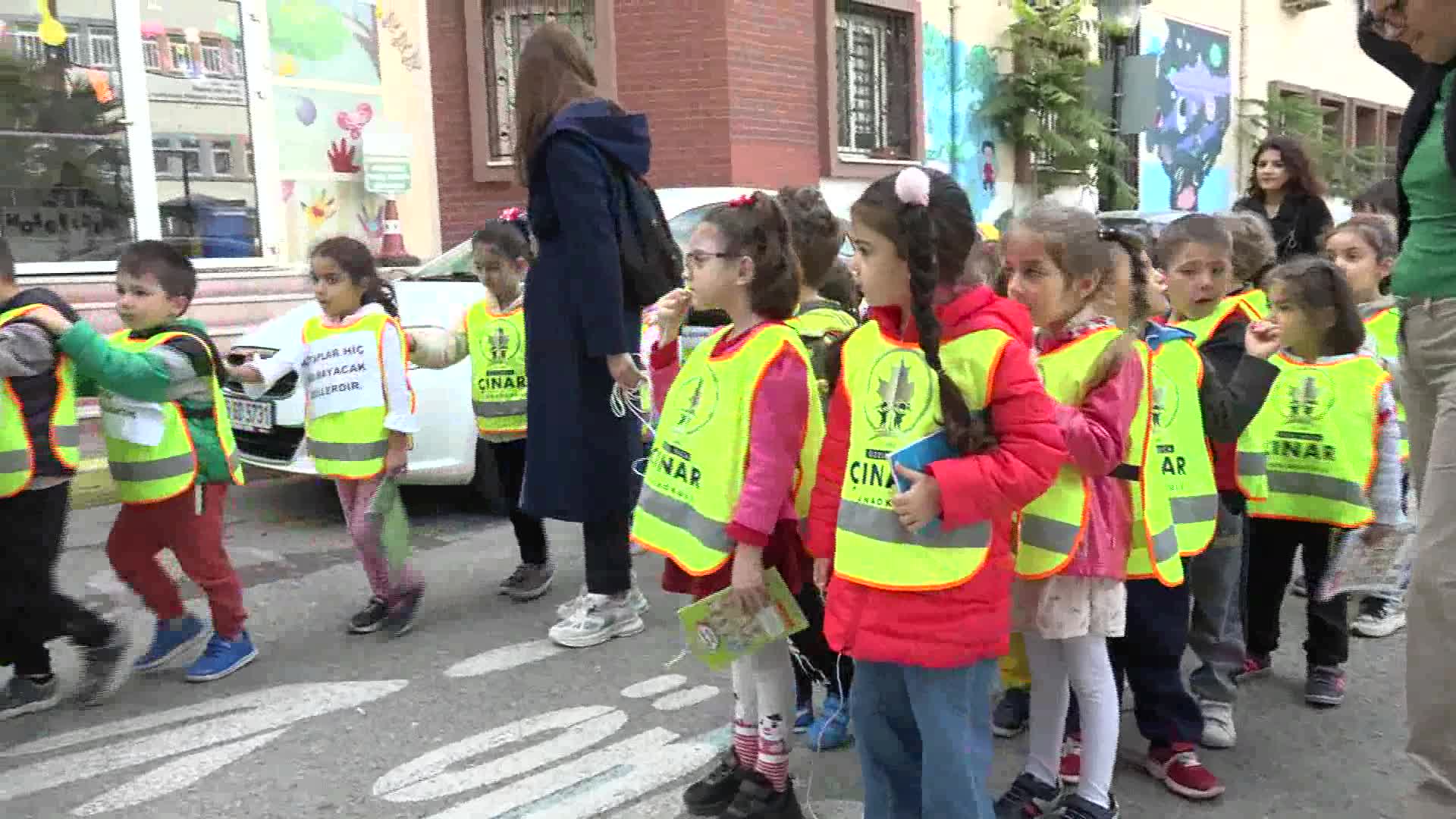 BUCA'DA KİTAP SEVGİSİ SOKAKLARA TAŞTI