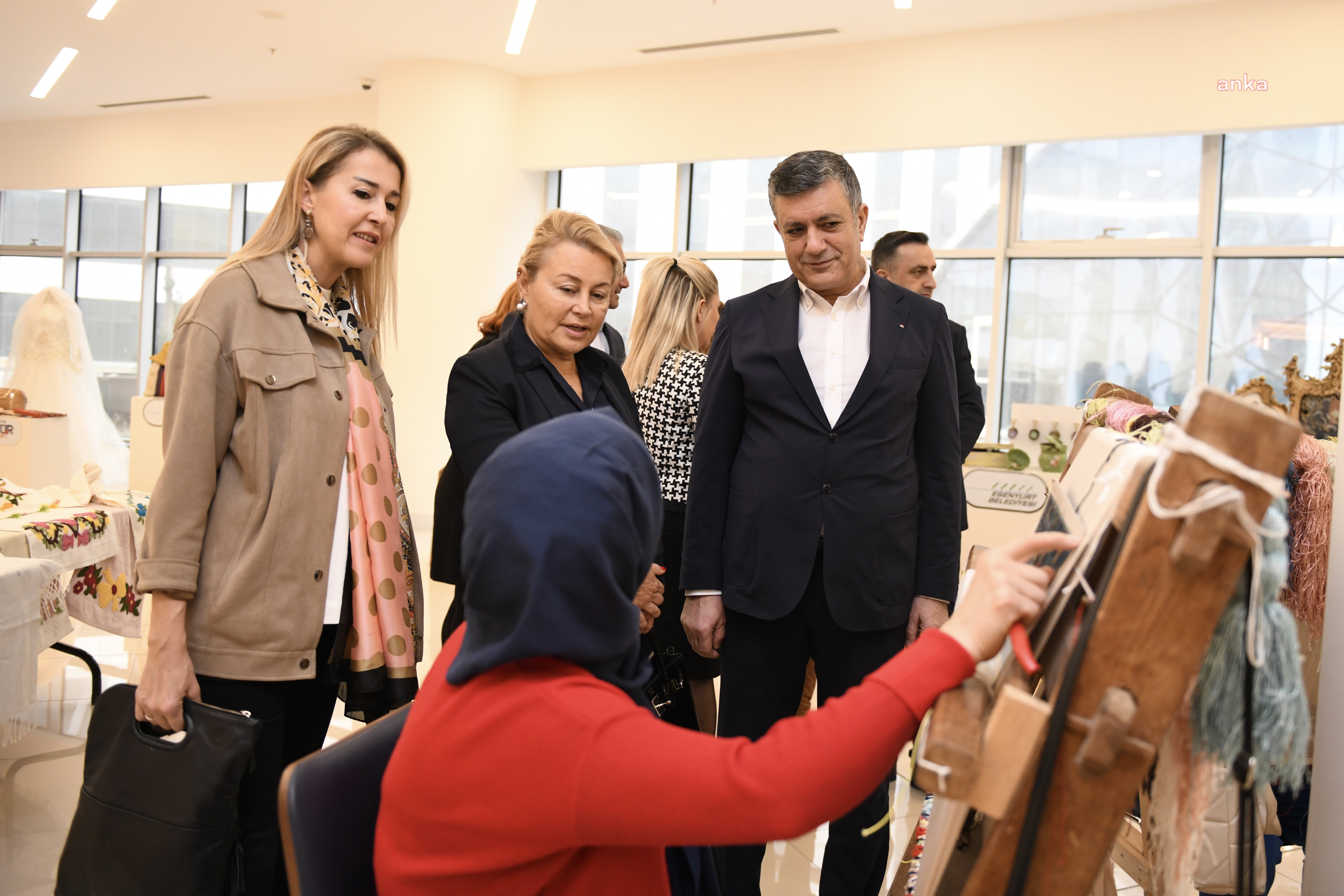 DEMET SABANCI’DAN ESENYURT'UN ÜRETEN KADINLARI TARAFINDAN OLUŞTURULAN SERGİYE ZİYARET