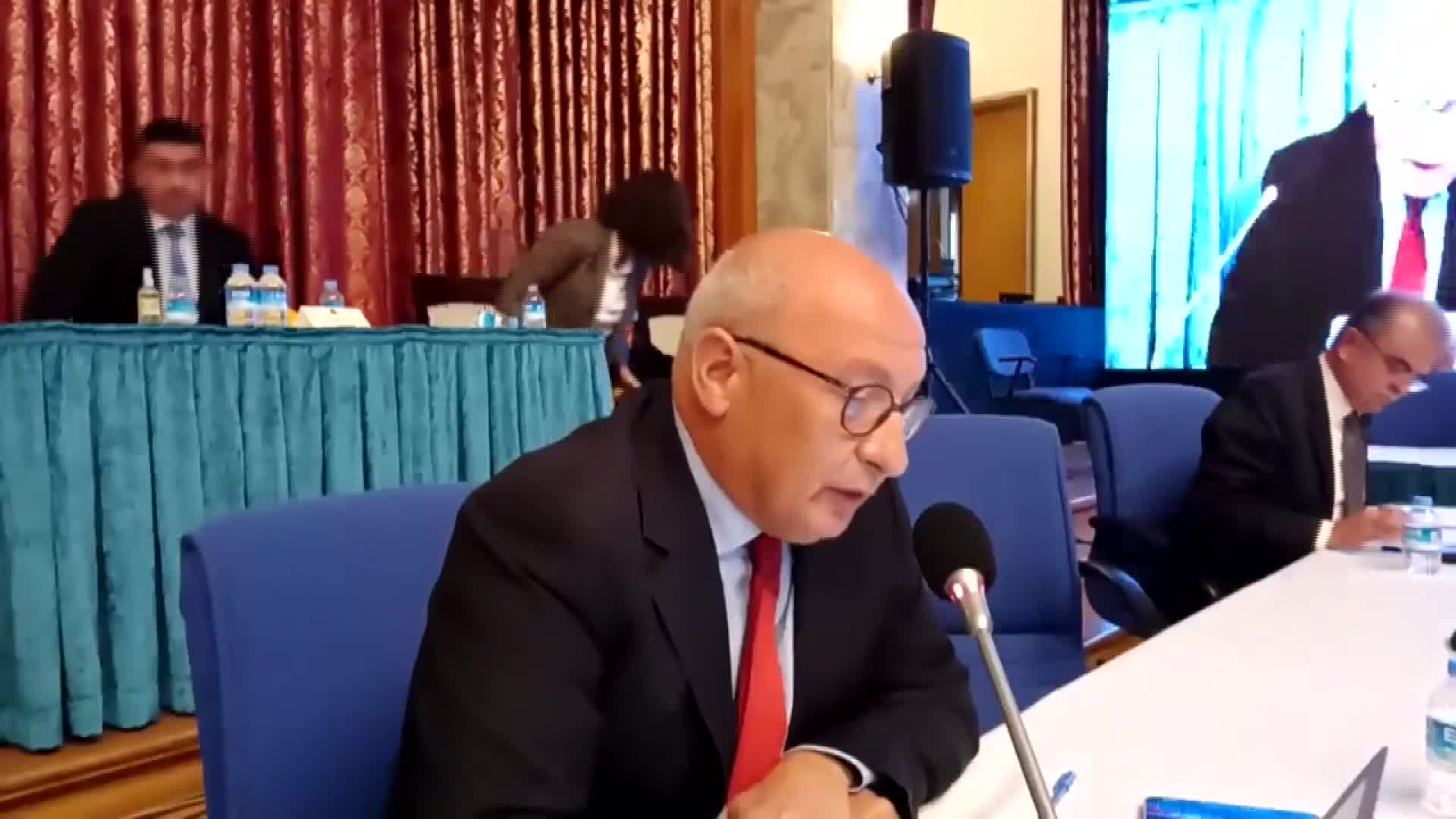 UTKU ÇAKIRÖZER: “OLİGARKLAR, KARA PARACILAR VE UYUŞTURU BARONLARI İÇİN İKTİDARINIZ EN GÜVENLİ LİMAN”