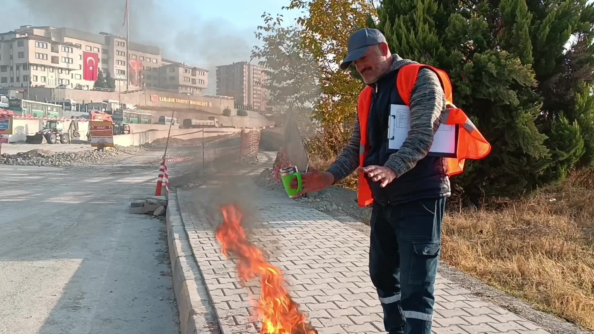 KARABÜK'TE YOL İNŞAAT İŞÇİLERİ DE ATATÜRK'E SAYGI DURUŞUNDA BULUNDU