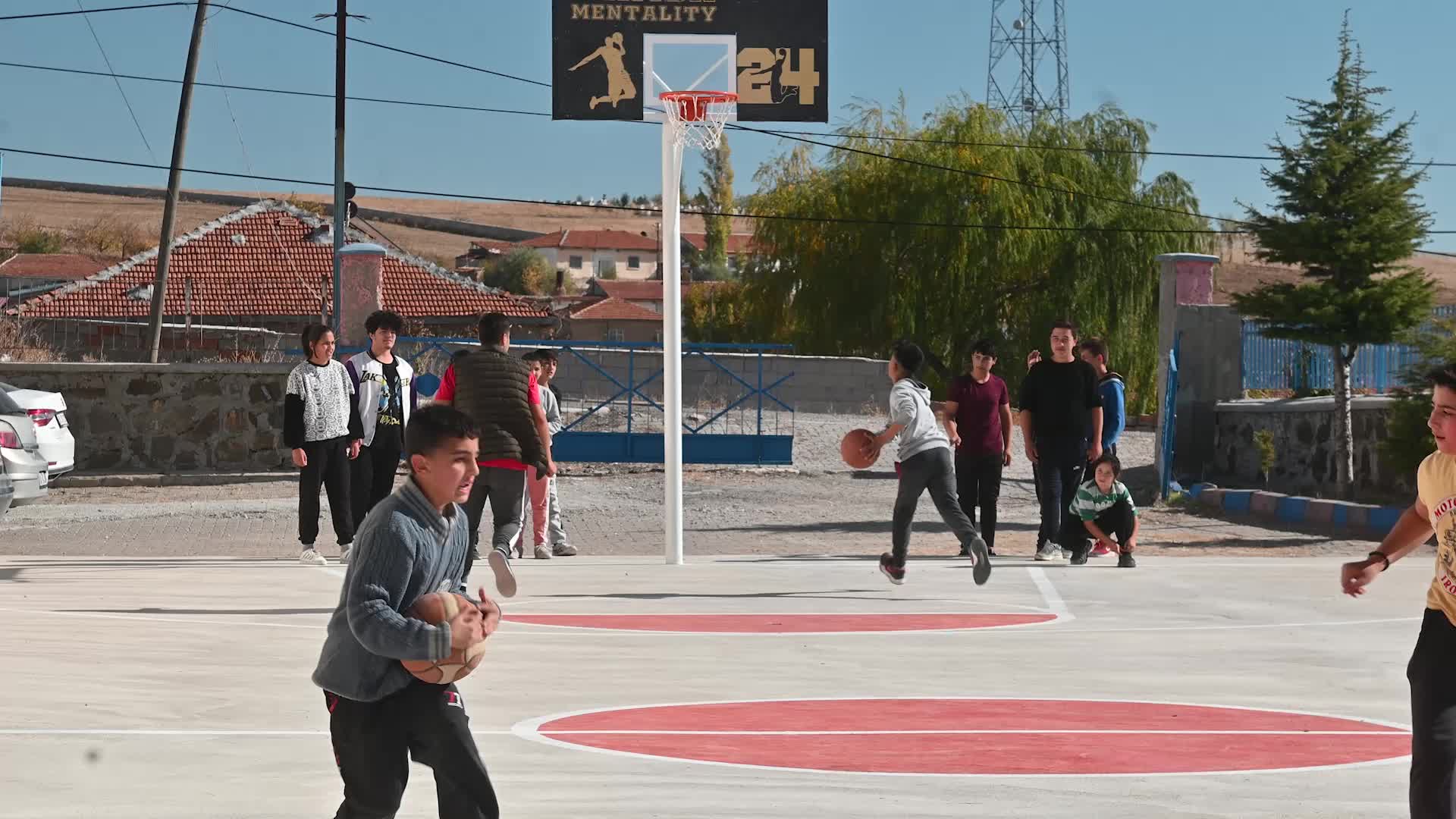 YOZGAT’TA BEDEN EĞİTİMİ ÖĞRETMENİ KÖY ÇOCUKLARINI BASKETBOL İLE TANIŞTIRDI
