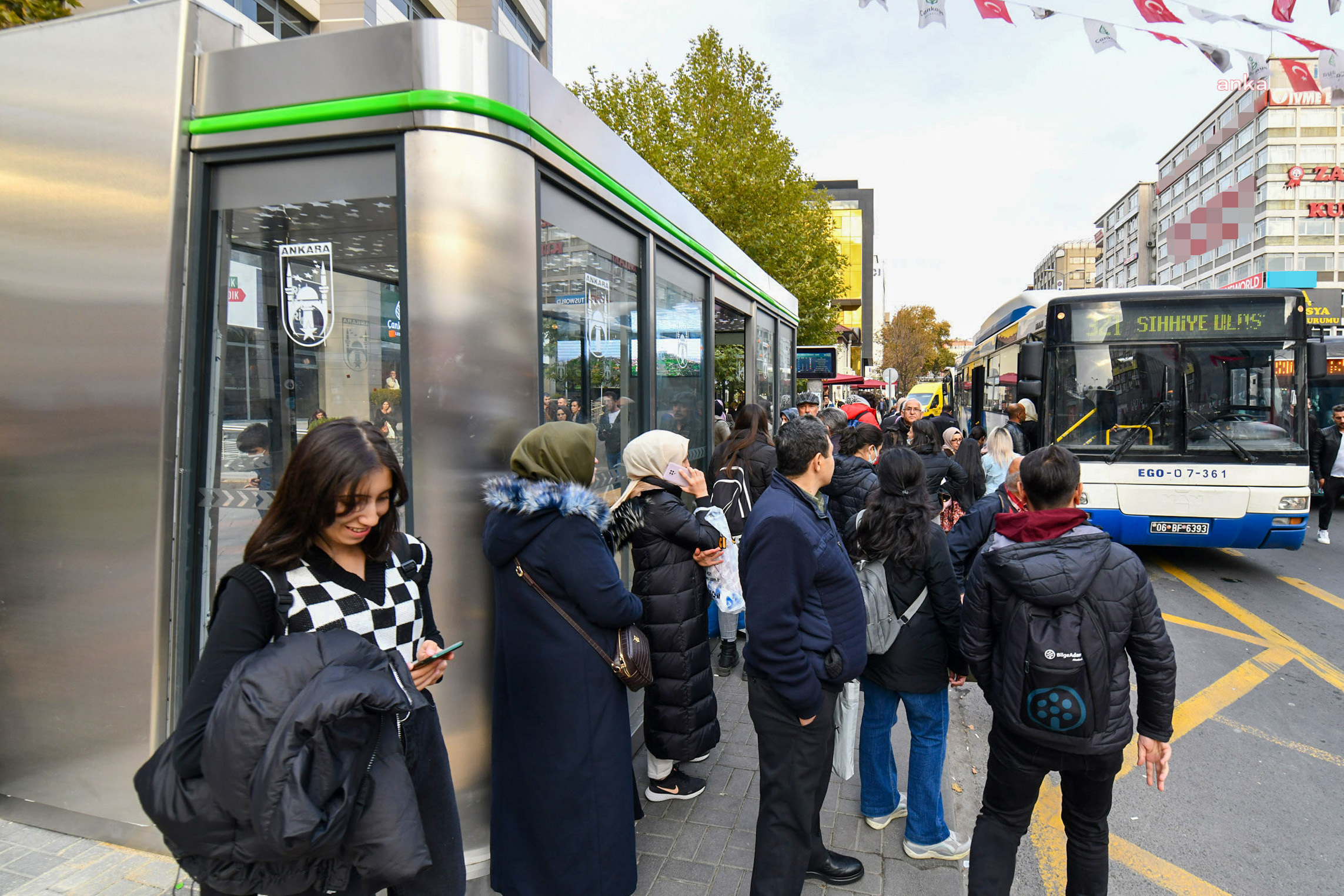 ANKARA'DA YENİ OTOBÜS DURAKLARININ MONTAJI BAŞLADI