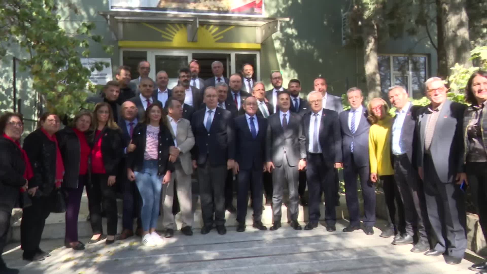 CHP SÖZCÜSÜ ÖZTRAK’IN DİNLEDİĞİ UŞAKLI YURTTAŞ: "BEN AK PARTİLİYİM, OY VERDİM. BUNDAN SONRA SİZE ŞANS VERİYORUZ"