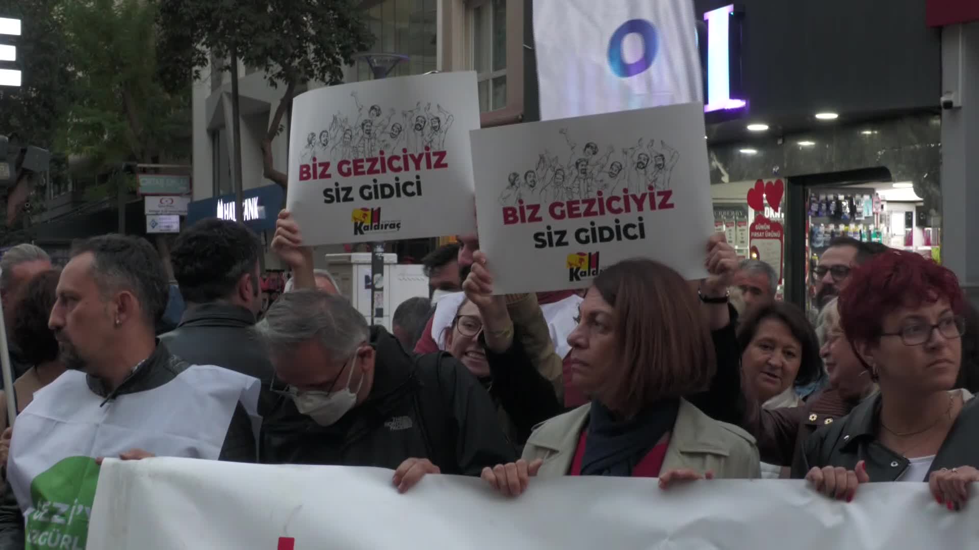 İZMİR'DE "GEZİ PARKI DAVASI TUTUKLULARI SERBEST BIRAKILSIN" EYLEMİ