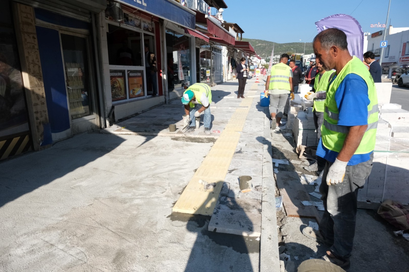 BODRUM BELEDİYESİ EKİPLERİ KALDIRIM VE YOL YENİLEME ÇALIŞMALARINA DEVAM EDİYOR