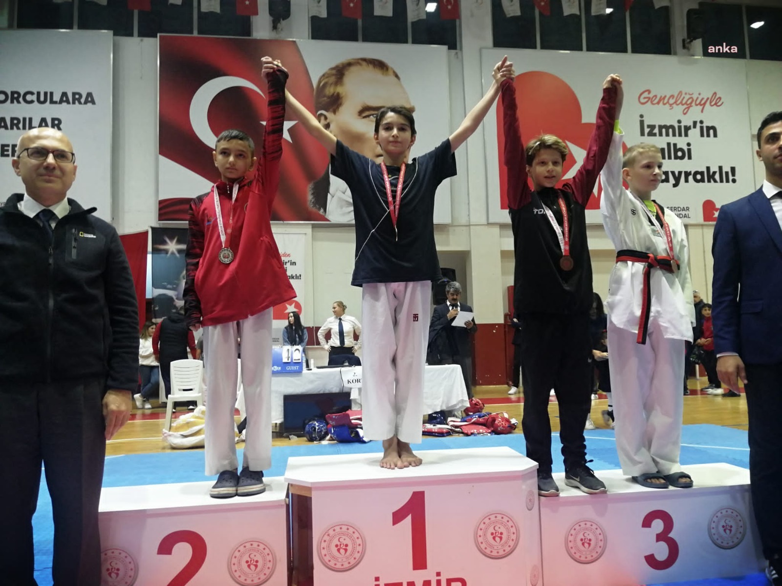 BAYRAKLILI SPORCULARDAN TAEKWONDODA 3 MADALYA DAHA