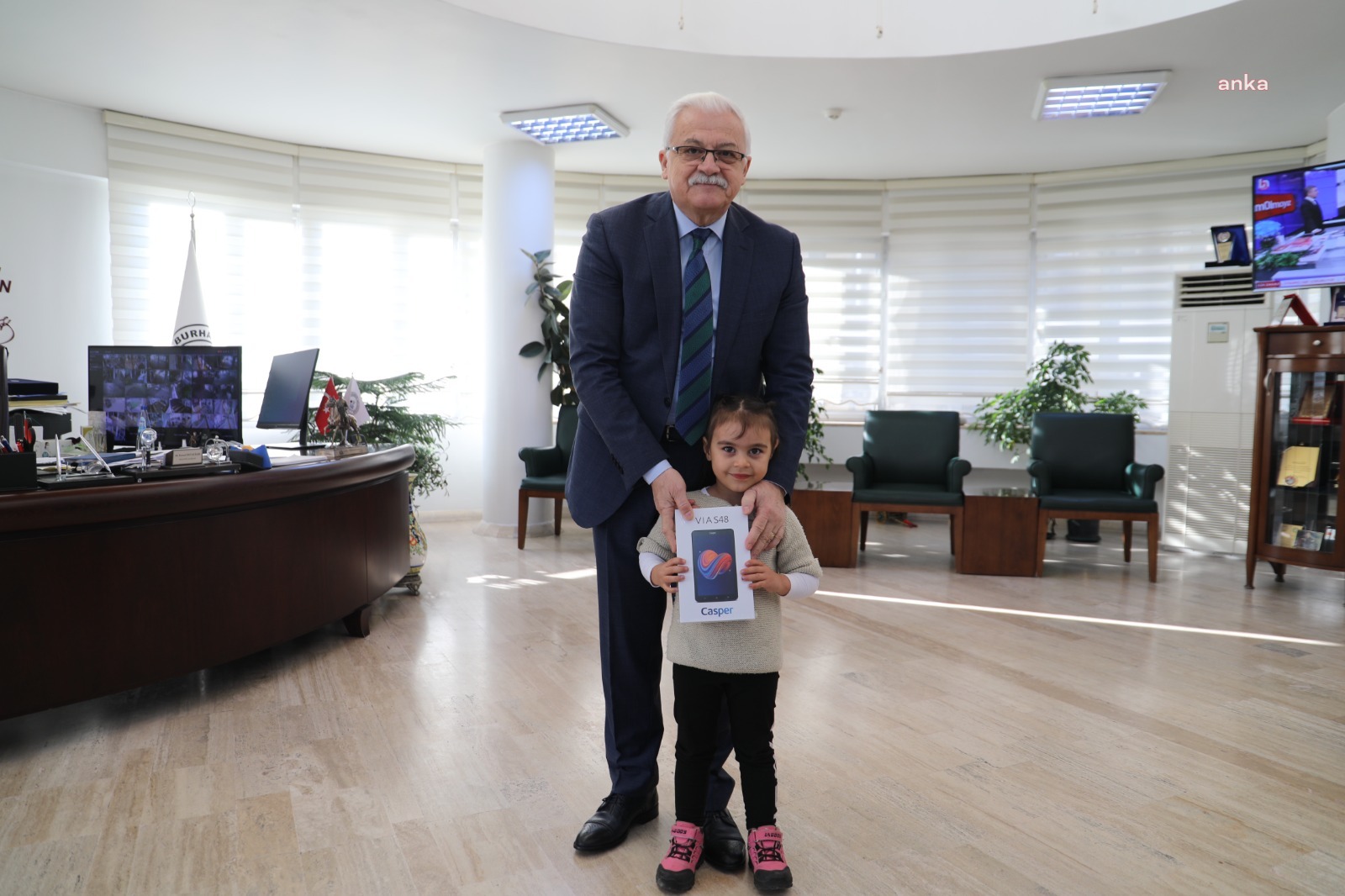 BURHANİYE BELEDİYE BAŞKANI DEVECİLER’DEN KÜÇÜK DEFNE’YE TABLET