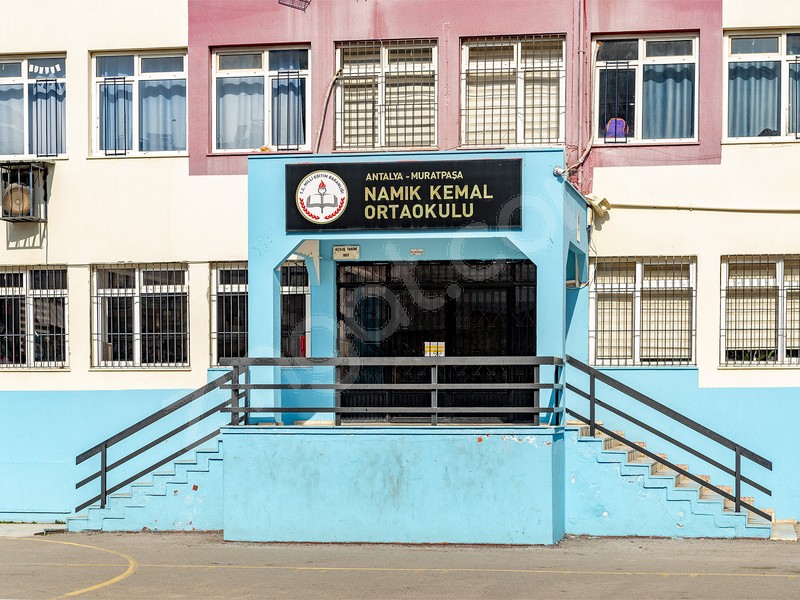 TARİHİ OKULUN SPOR SALONU YOK