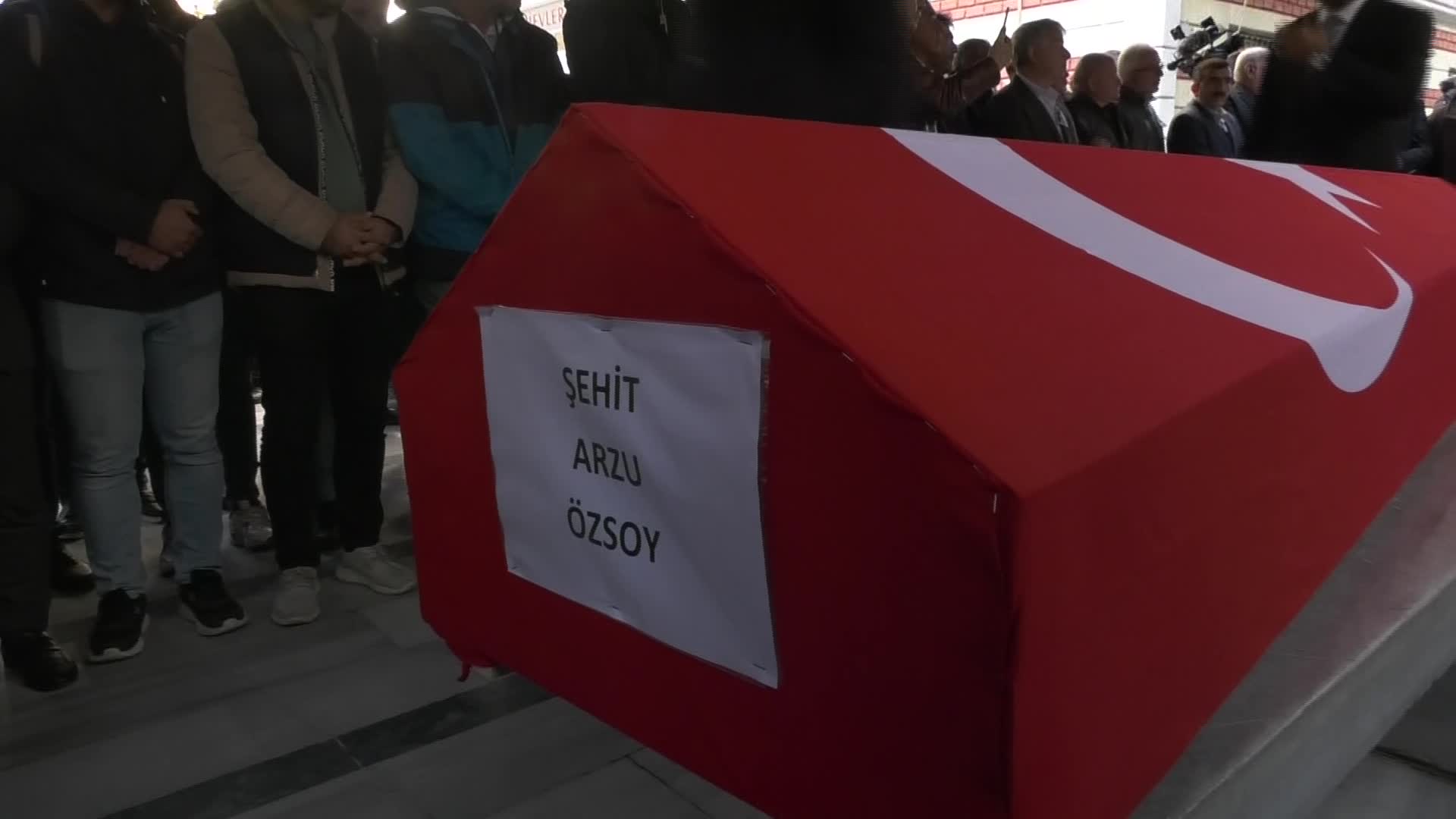 BOMBALI TERÖR SALDIRISINDA HAYATINI KAYBEDEN ARZU ÖZSOY VE KIZI YAĞMUR UÇAR SON YOLCULUĞUNA UĞURLANDI